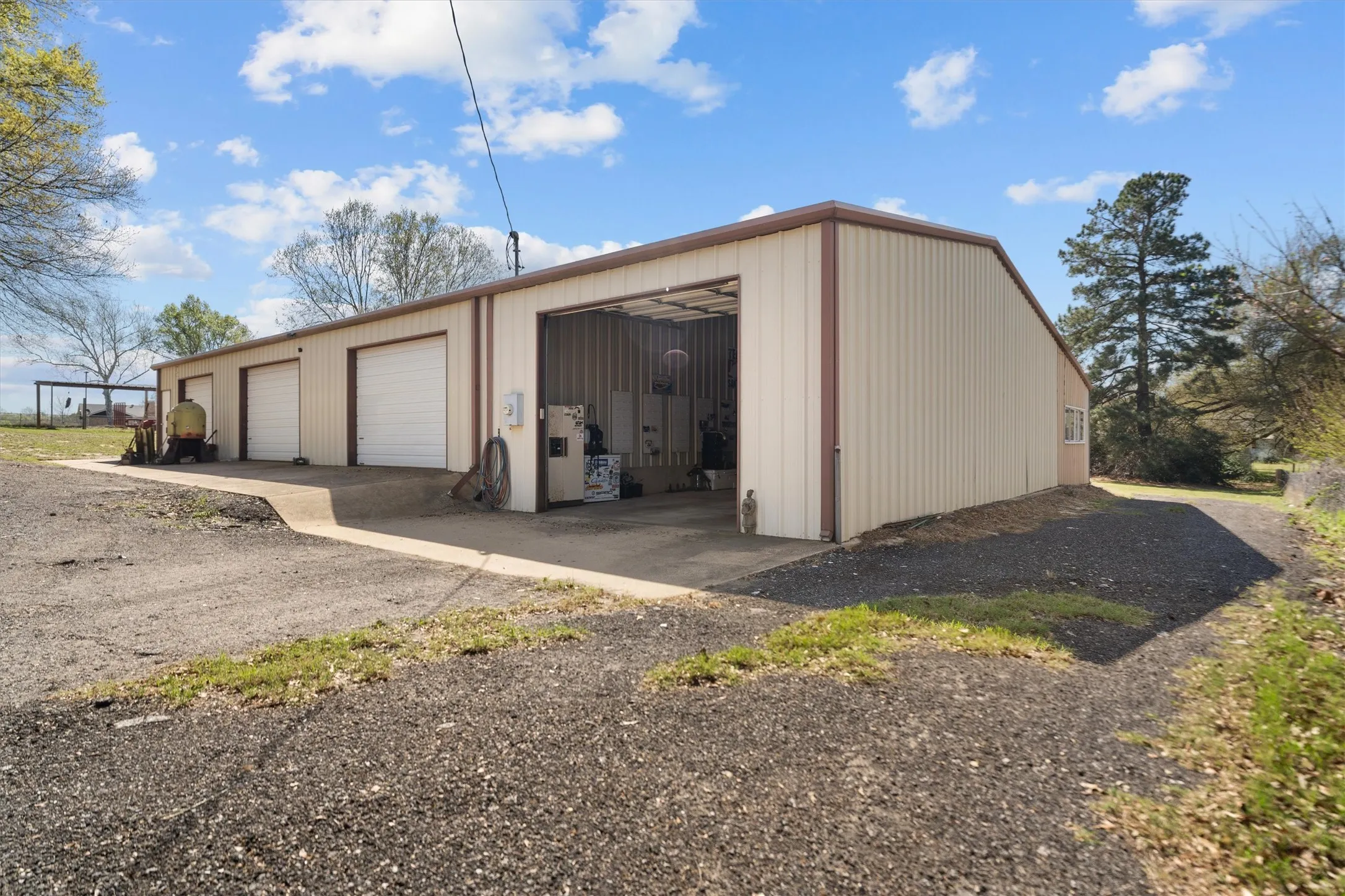 Single Family Residence For Sale in Smith County , 13929 County Road 1140, Tyler, Texas 75709, 5 Bedroom, 4 Bathroom, 2 Garage spaces, 1,691 Sqft, built in 1970, mls#21262325, Real Estate Agent in Tyler, Homes For Sale in Smith county, Homes For Sale in Tyler, Realtor in Tyler Texas, Real Estate Brokerage Independent Realty Texas, Luminita Cordes Realtor