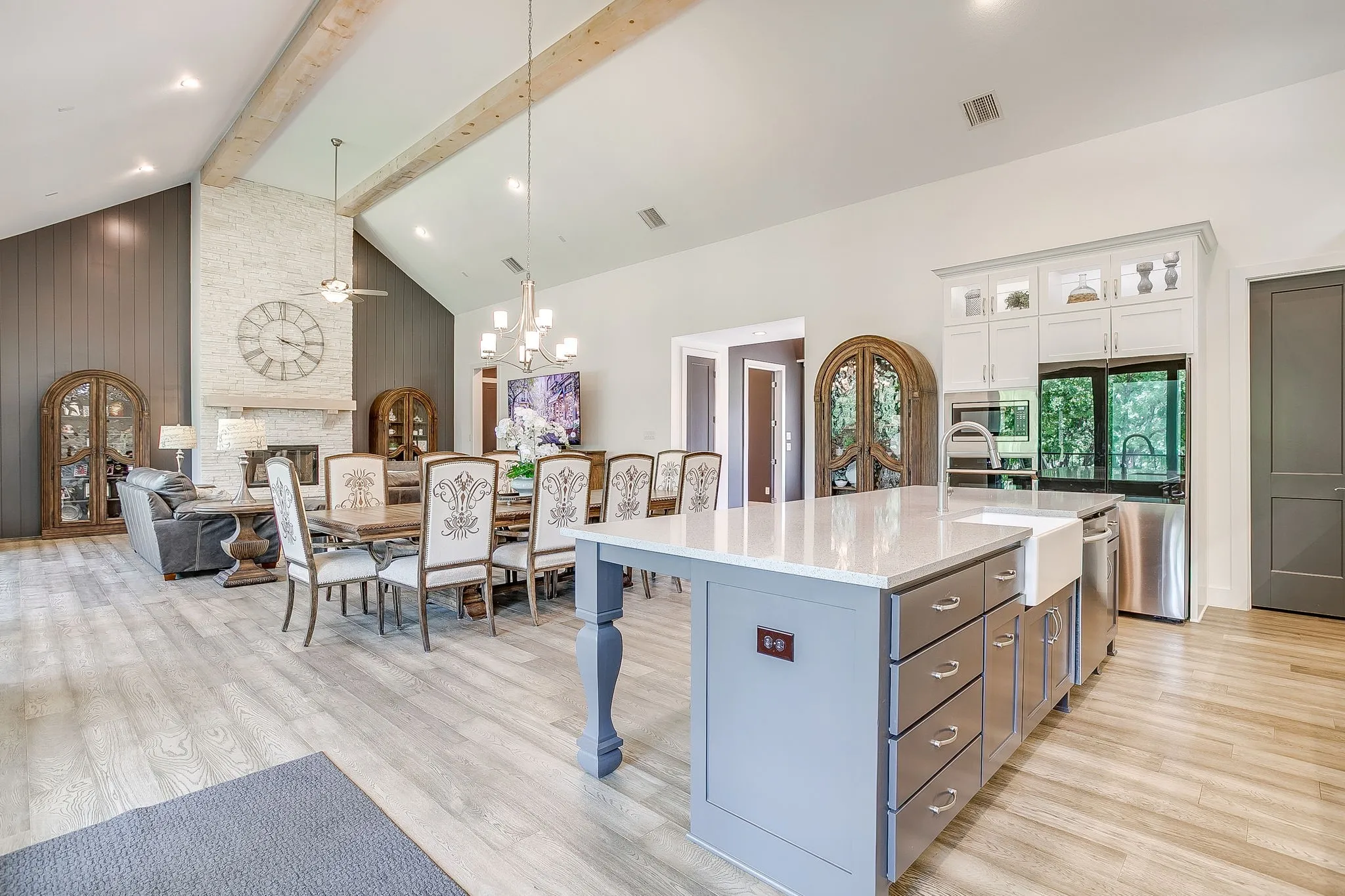 Large, open concept floor plan.
