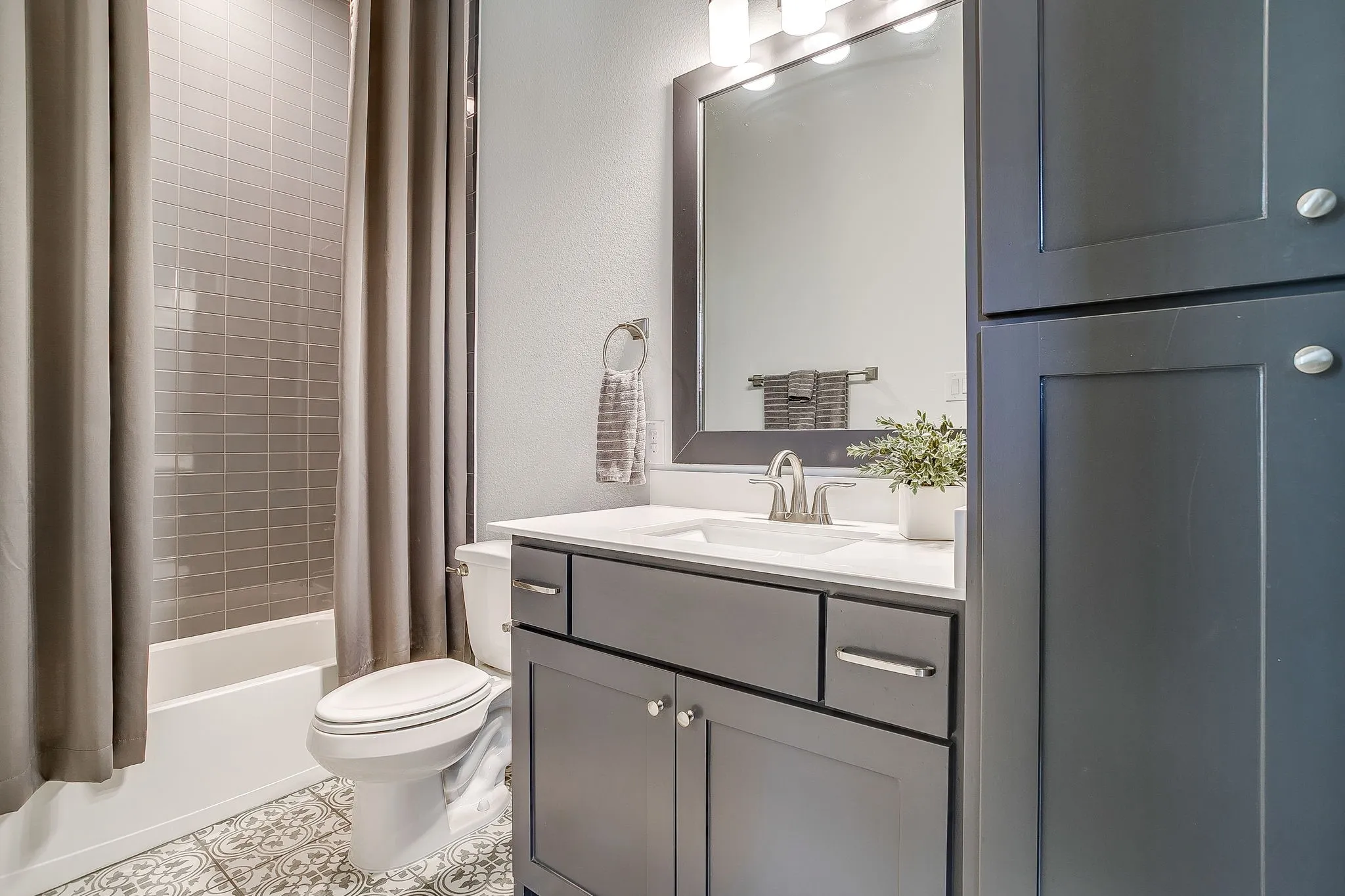 2nd full bath with upgraded tile.