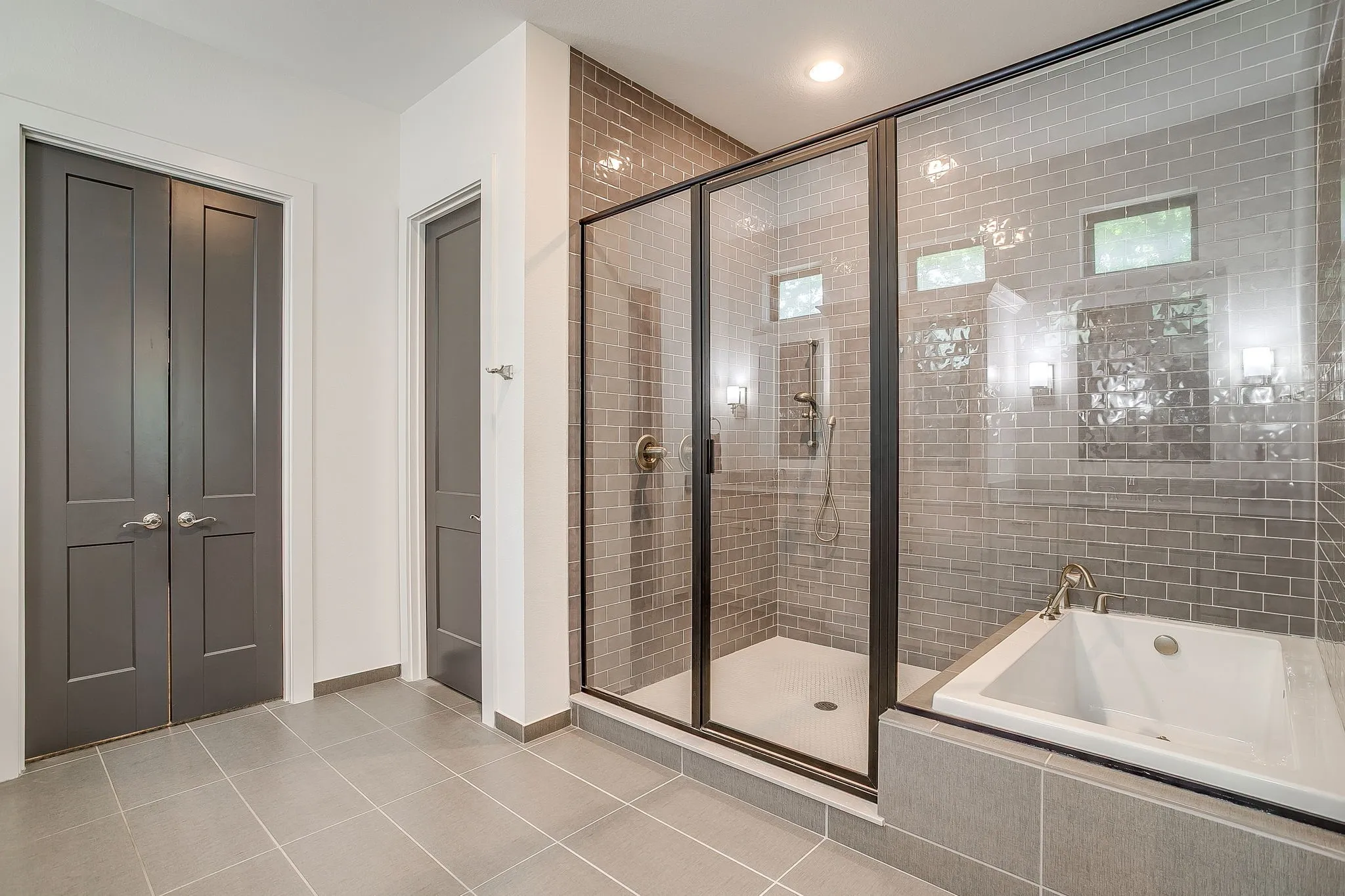 Primary bath with large, walk-in shower & garden tub.