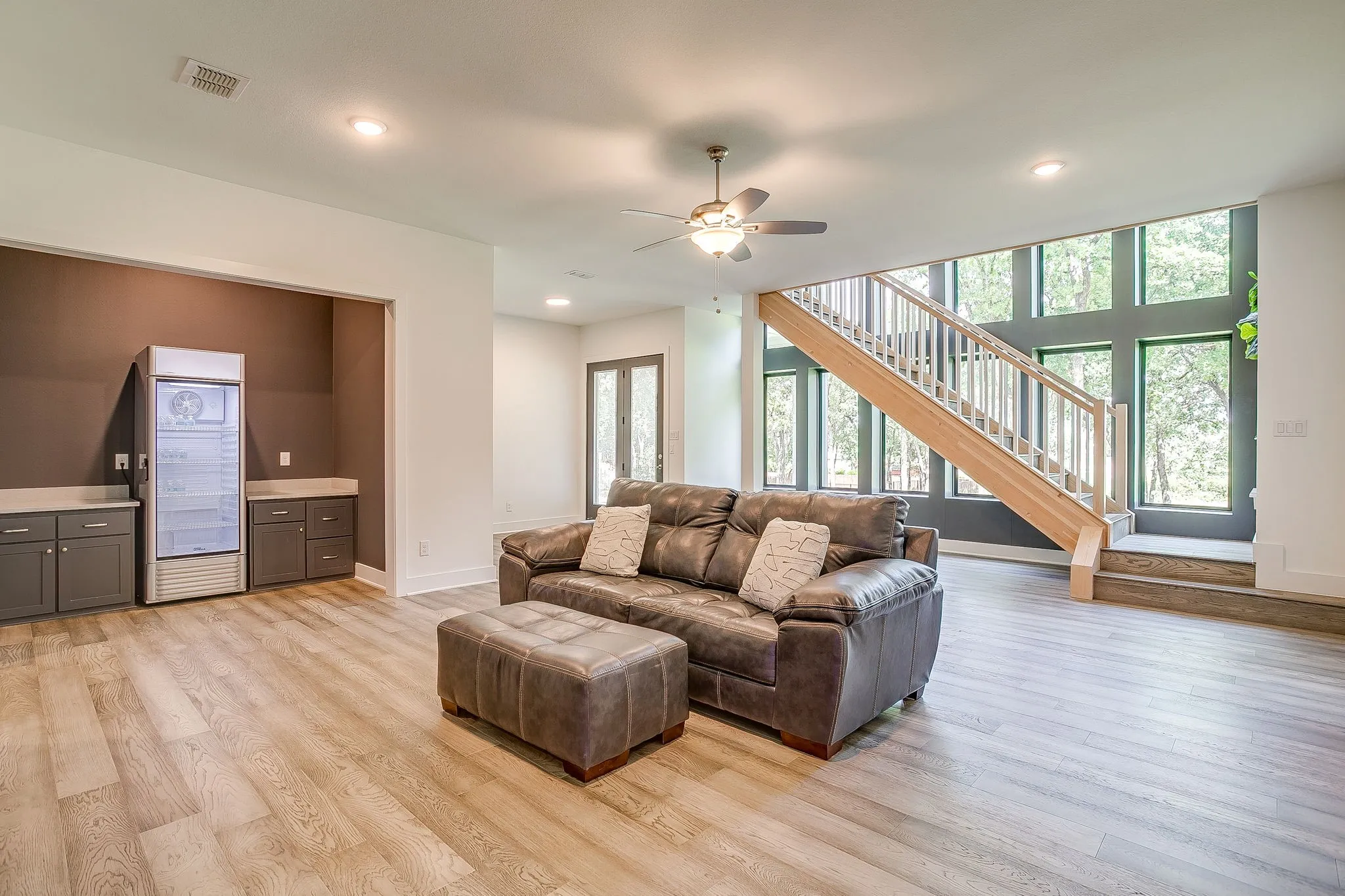 Game room with beautiful windows