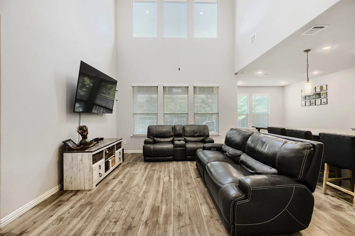 Single Family Residence For Sale in Denton County , 2401 Muirfield Drive, Little Elm, Texas 75036, 5 Bedroom, 4 Bathroom, 2 Garage spaces, 3,281 Sqft, built in 2021, Preowned, mls#21261699, Real Estate Agent in Little Elm, Homes For Sale in Denton county, Homes For Sale in Little Elm, Realtor in Little Elm Texas, Real Estate Brokerage Independent Realty Texas, Luminita Cordes Realtor