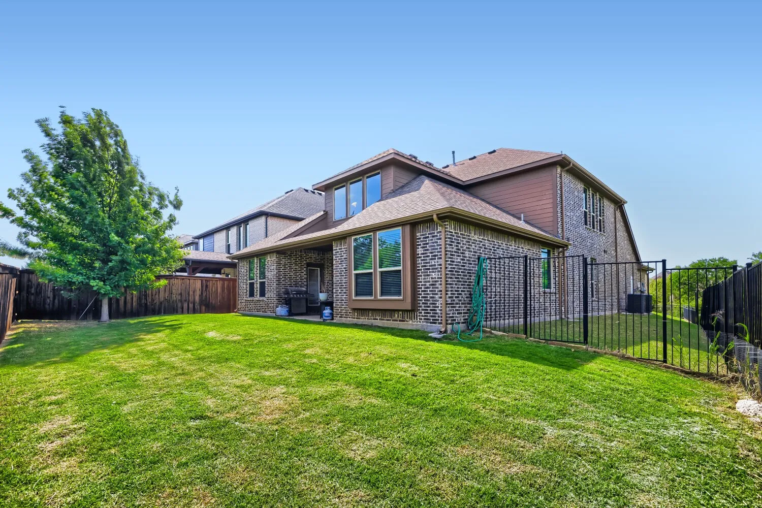 Single Family Residence For Sale in Denton County , 2401 Muirfield Drive, Little Elm, Texas 75036, 5 Bedroom, 4 Bathroom, 2 Garage spaces, 3,281 Sqft, built in 2021, Preowned, mls#21261699, Real Estate Agent in Little Elm, Homes For Sale in Denton county, Homes For Sale in Little Elm, Realtor in Little Elm Texas, Real Estate Brokerage Independent Realty Texas, Luminita Cordes Realtor
