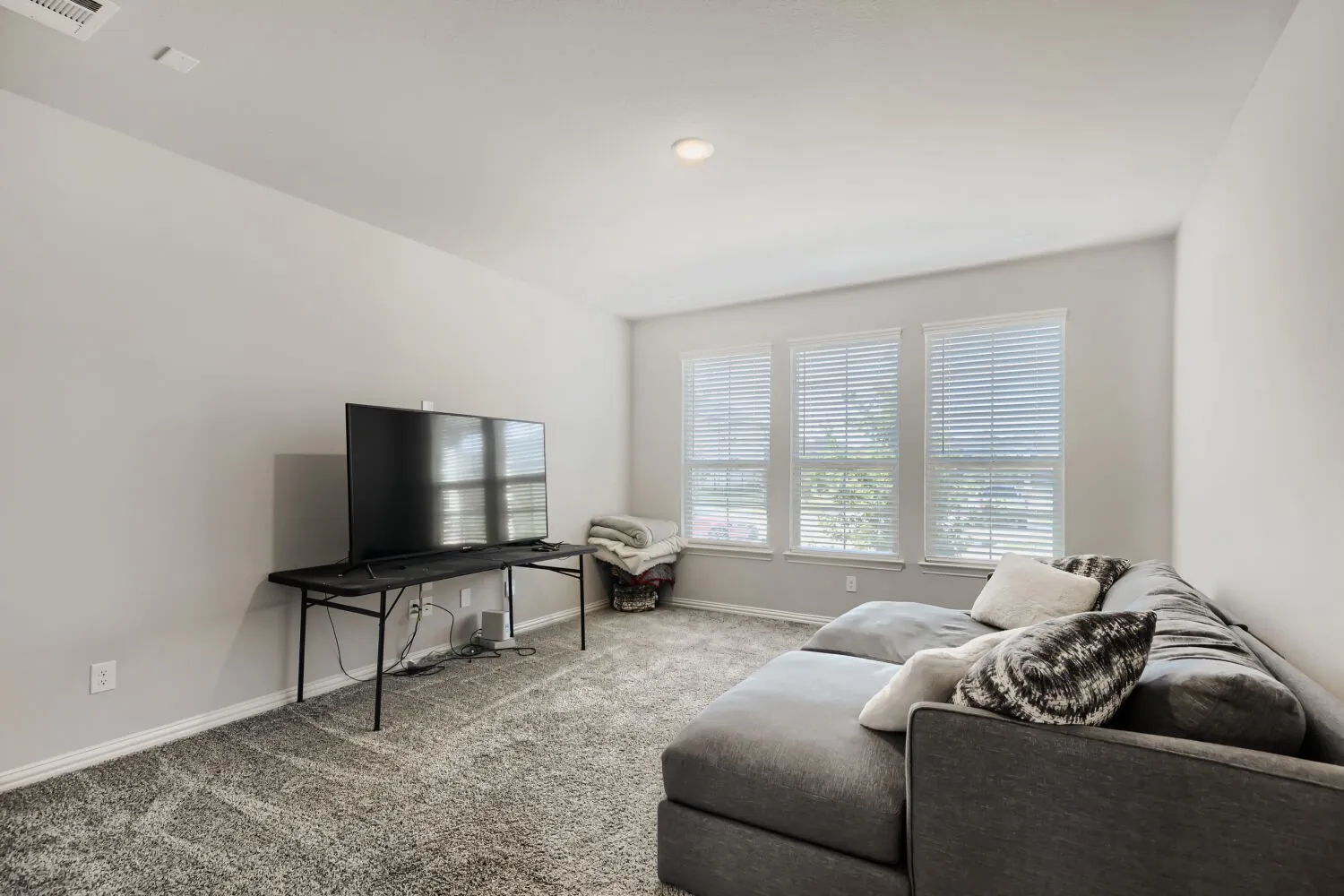 Single Family Residence For Sale in Denton County , 2401 Muirfield Drive, Little Elm, Texas 75036, 5 Bedroom, 4 Bathroom, 2 Garage spaces, 3,281 Sqft, built in 2021, Preowned, mls#21261699, Real Estate Agent in Little Elm, Homes For Sale in Denton county, Homes For Sale in Little Elm, Realtor in Little Elm Texas, Real Estate Brokerage Independent Realty Texas, Luminita Cordes Realtor
