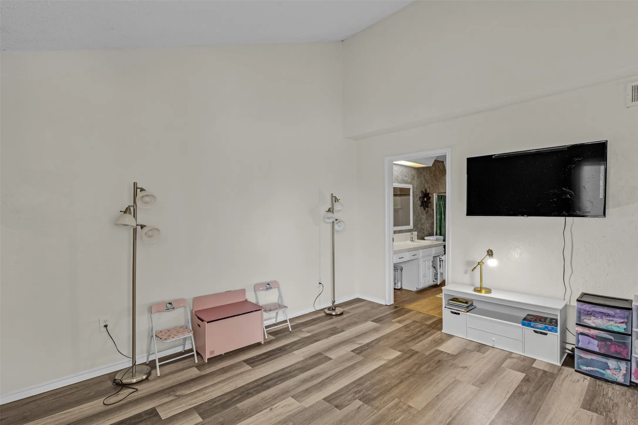 Condominium For Sale in Dallas County , 821 Dublin Drive 253, Richardson, Texas 75080, 2 Bedroom, 2 Bathroom, Garage spaces, 1,272 Sqft, built in 1981, Preowned, mls#21259760, Real Estate Agent in Richardson, Homes For Sale in Dallas county, Homes For Sale in Richardson, Realtor in Richardson Texas, Real Estate Brokerage Independent Realty Texas, Luminita Cordes Realtor