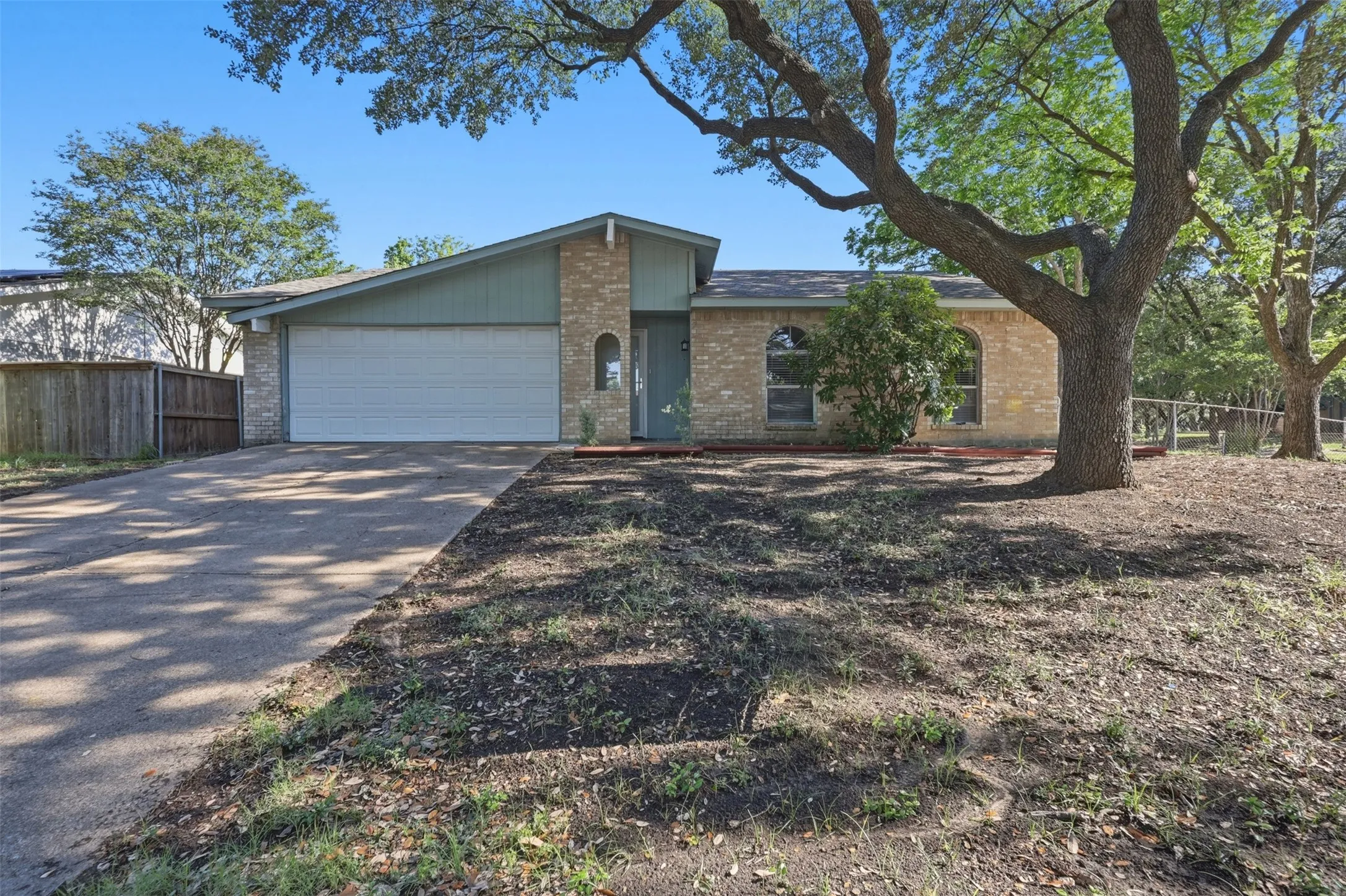 Single Family Residence For Sale in Collin County , 1201 Platt Drive, Plano, Texas 75023, 3 Bedroom, 2 Bathroom, 2 Garage spaces, 1,624 Sqft, built in 1973, mls#21259971, Real Estate Agent in Plano, Homes For Sale in Collin county, Homes For Sale in Plano, Realtor in Plano Texas, Real Estate Brokerage Independent Realty Texas, Luminita Cordes Realtor