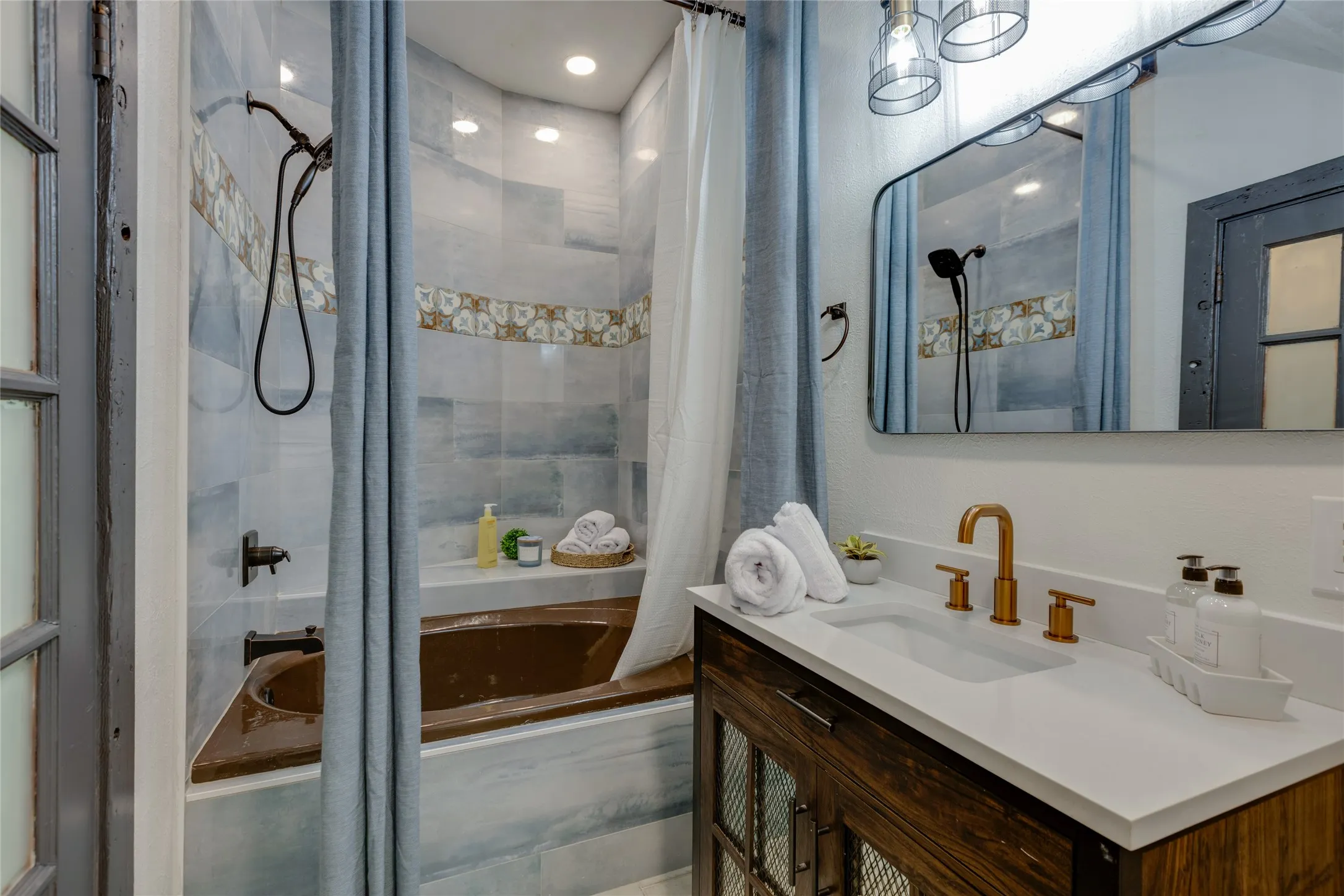 Single Family Residence For Sale in Collin County , 7404 County Road 964, Nevada, Texas 75173, 6 Bedroom, 7 Bathroom, 2 Garage spaces, 4,208 Sqft, built in 1968, Preowned, mls#21228583, Real Estate Agent in Nevada, Homes For Sale in Collin county, Homes For Sale in Nevada, Realtor in Nevada Texas, Real Estate Brokerage Independent Realty Texas, Luminita Cordes Realtor