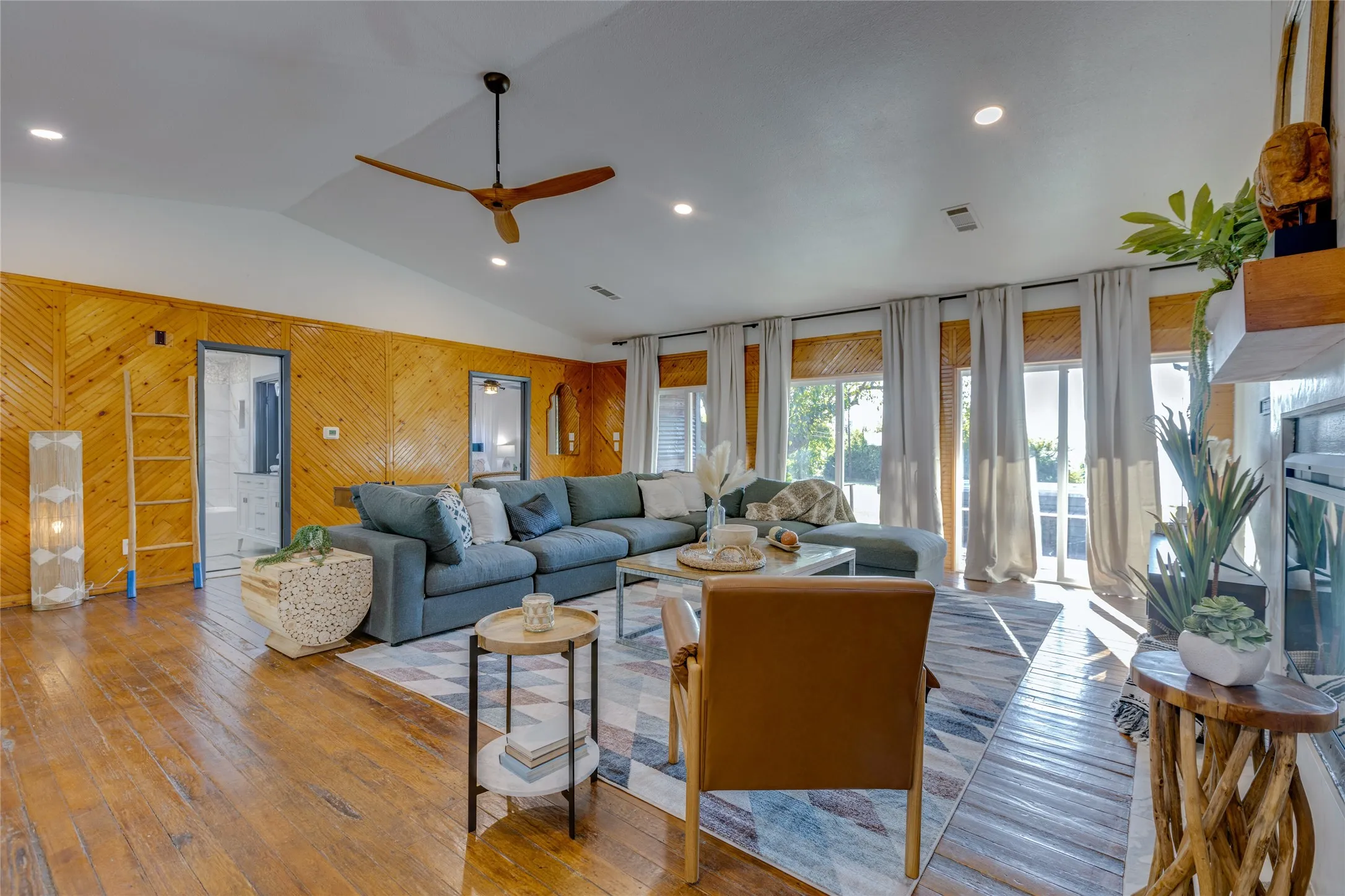 Single Family Residence For Sale in Collin County , 7404 County Road 964, Nevada, Texas 75173, 6 Bedroom, 7 Bathroom, 2 Garage spaces, 4,208 Sqft, built in 1968, Preowned, mls#21228583, Real Estate Agent in Nevada, Homes For Sale in Collin county, Homes For Sale in Nevada, Realtor in Nevada Texas, Real Estate Brokerage Independent Realty Texas, Luminita Cordes Realtor
