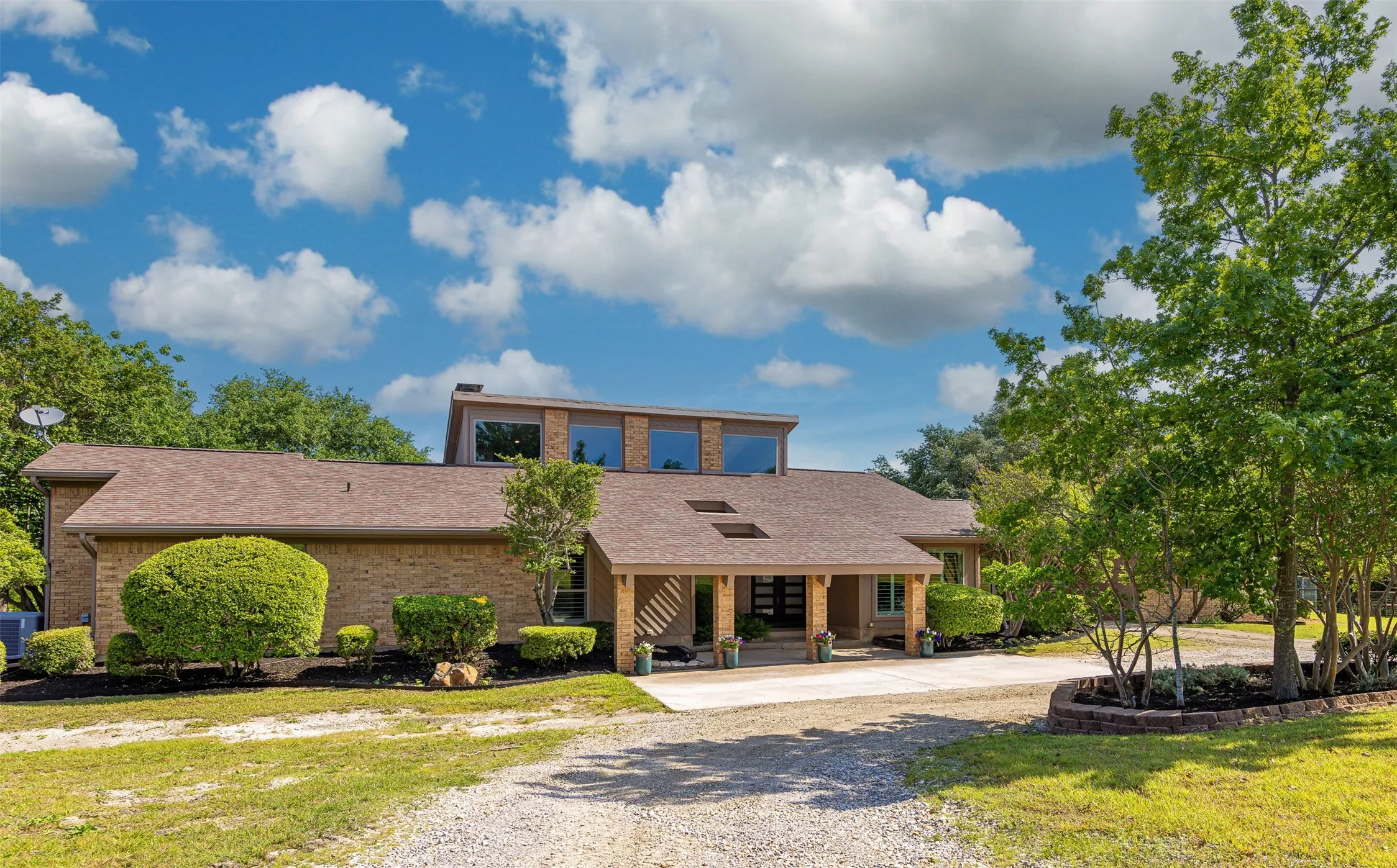 Single Family Residence For Sale in Collin County , 1075 Christian Lane, Lucas, Texas 75002, 3 Bedroom, 3 Bathroom, 2 Garage spaces, 3,184 Sqft, built in 1978, mls#21256002, Real Estate Agent in Lucas, Homes For Sale in Collin county, Homes For Sale in Lucas, Realtor in Lucas Texas, Real Estate Brokerage Independent Realty Texas, Luminita Cordes Realtor