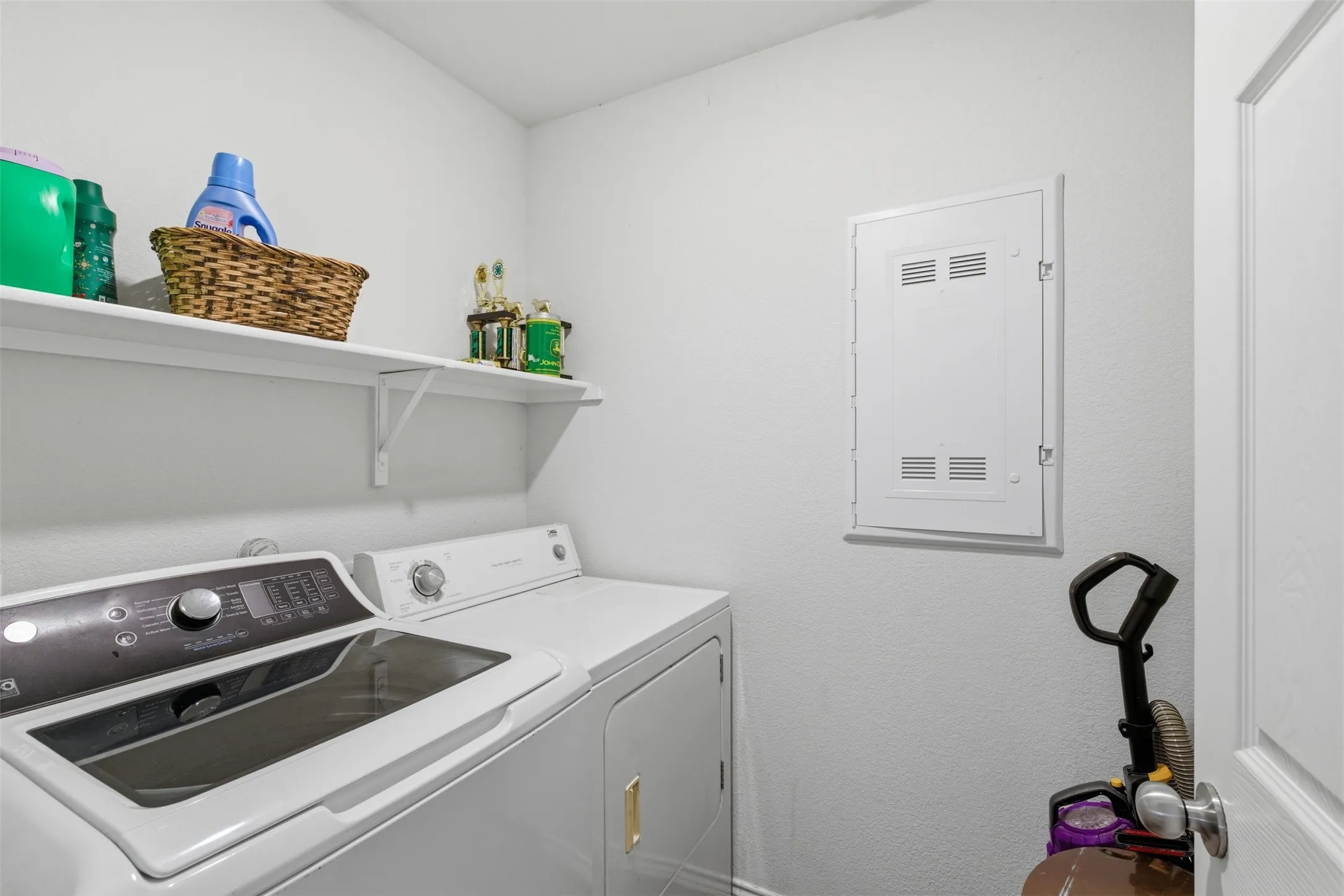 Single Family Residence For Sale in Denton County , 921 Shire Avenue, Haslet, Texas 76052, 3 Bedrooms, 2 Bathrooms, 2 Garage spaces, 1,427 Sqft, built in 2021, Price $315,000, mls#21261903, Real Estate Agent in Haslet, Homes For Sale in Denton county, Homes For Sale in Haslet, Realtor in Haslet Texas, Real Estate Brokerage Independent Realty Texas, Luminita Cordes Realtor