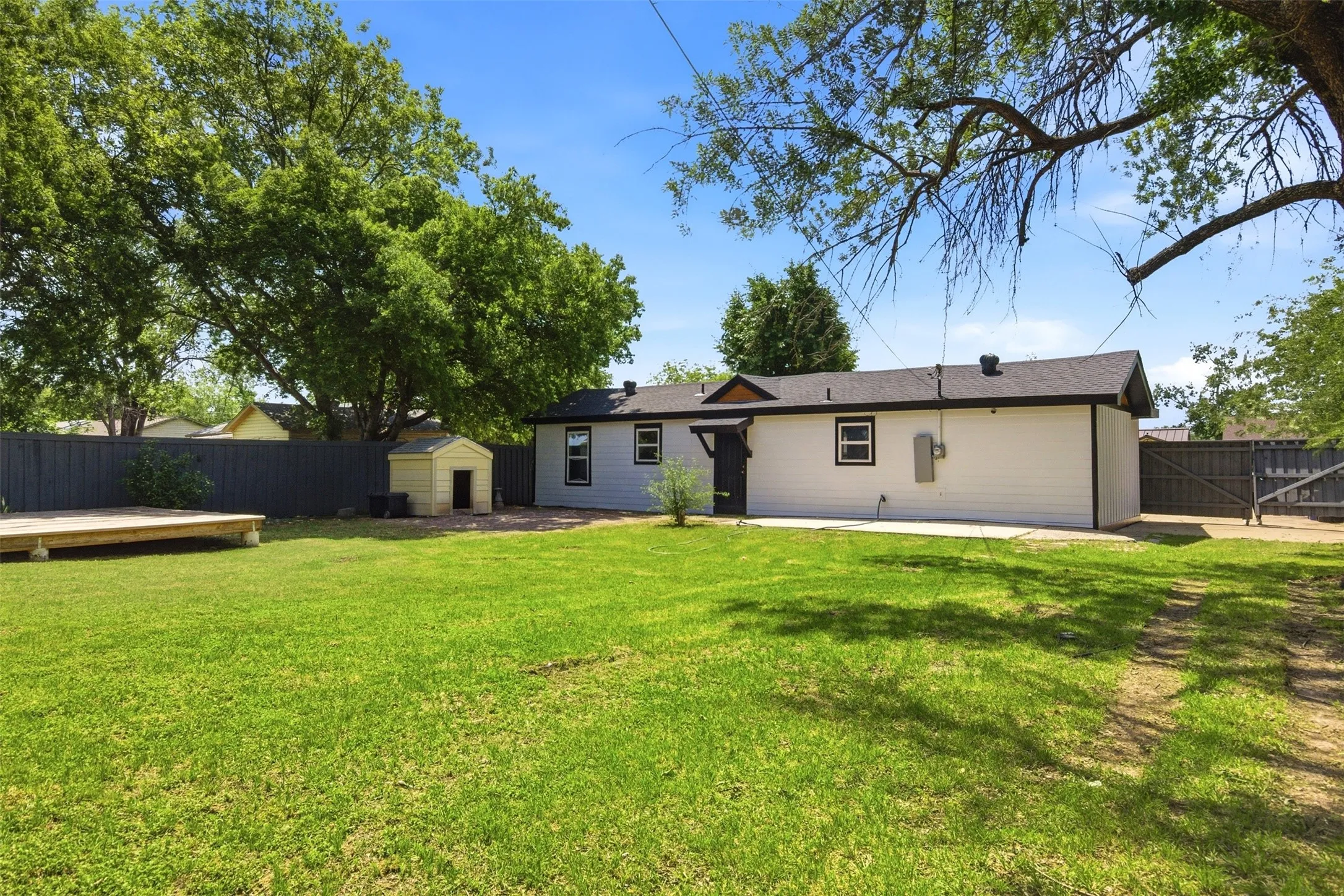 Single Family Residence For Sale in Tarrant County , 6824 Lakeside Drive, Lake Worth, Texas 76135, 3 Bedroom, 1 Bathroom, Garage spaces, 1,238 Sqft, built in 1953, mls#21261499, Real Estate Agent in Lake Worth, Homes For Sale in Tarrant county, Homes For Sale in Lake Worth, Realtor in Lake Worth Texas, Real Estate Brokerage Independent Realty Texas, Luminita Cordes Realtor