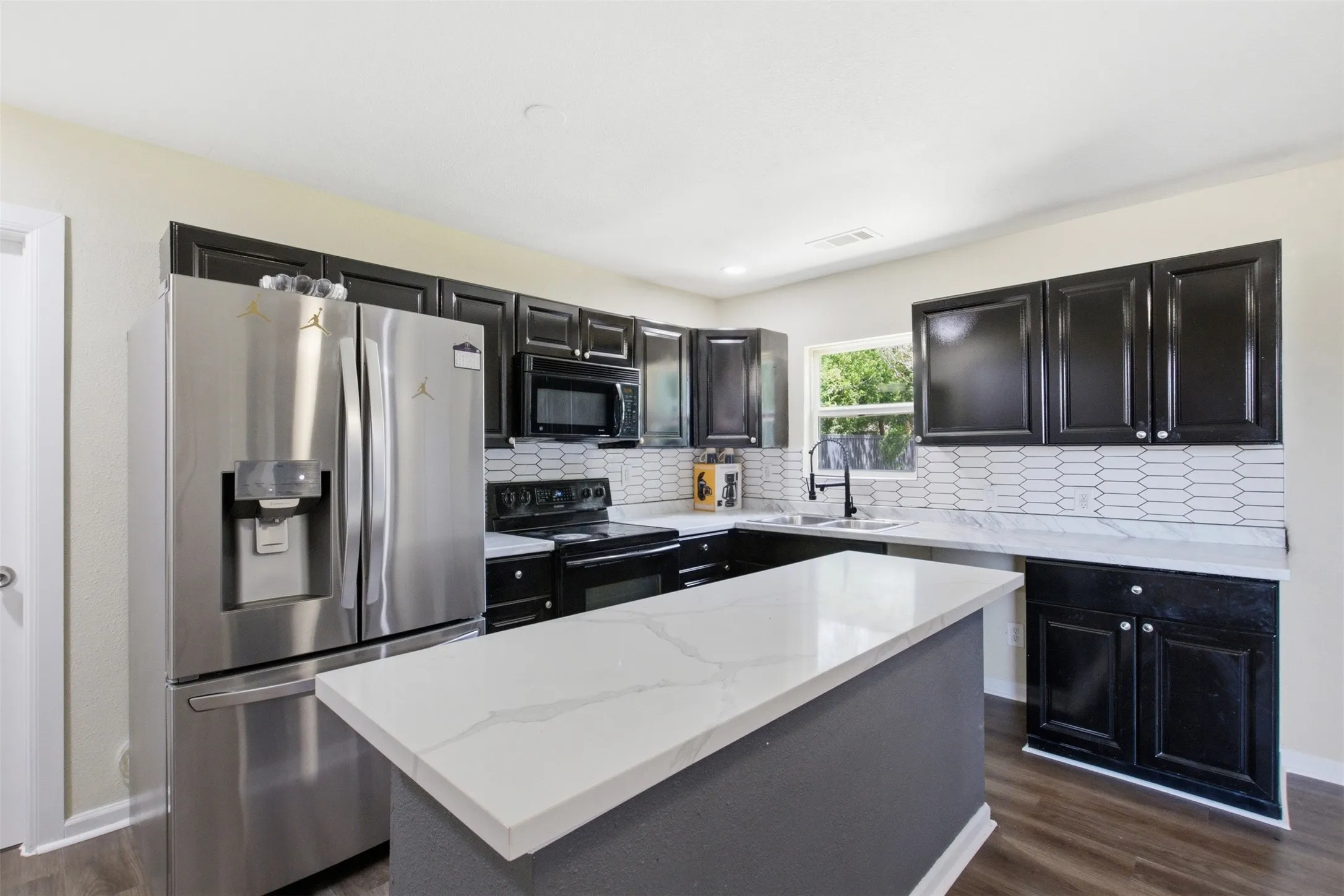 Single Family Residence For Sale in Tarrant County , 6824 Lakeside Drive, Lake Worth, Texas 76135, 3 Bedroom, 1 Bathroom, Garage spaces, 1,238 Sqft, built in 1953, mls#21261499, Real Estate Agent in Lake Worth, Homes For Sale in Tarrant county, Homes For Sale in Lake Worth, Realtor in Lake Worth Texas, Real Estate Brokerage Independent Realty Texas, Luminita Cordes Realtor