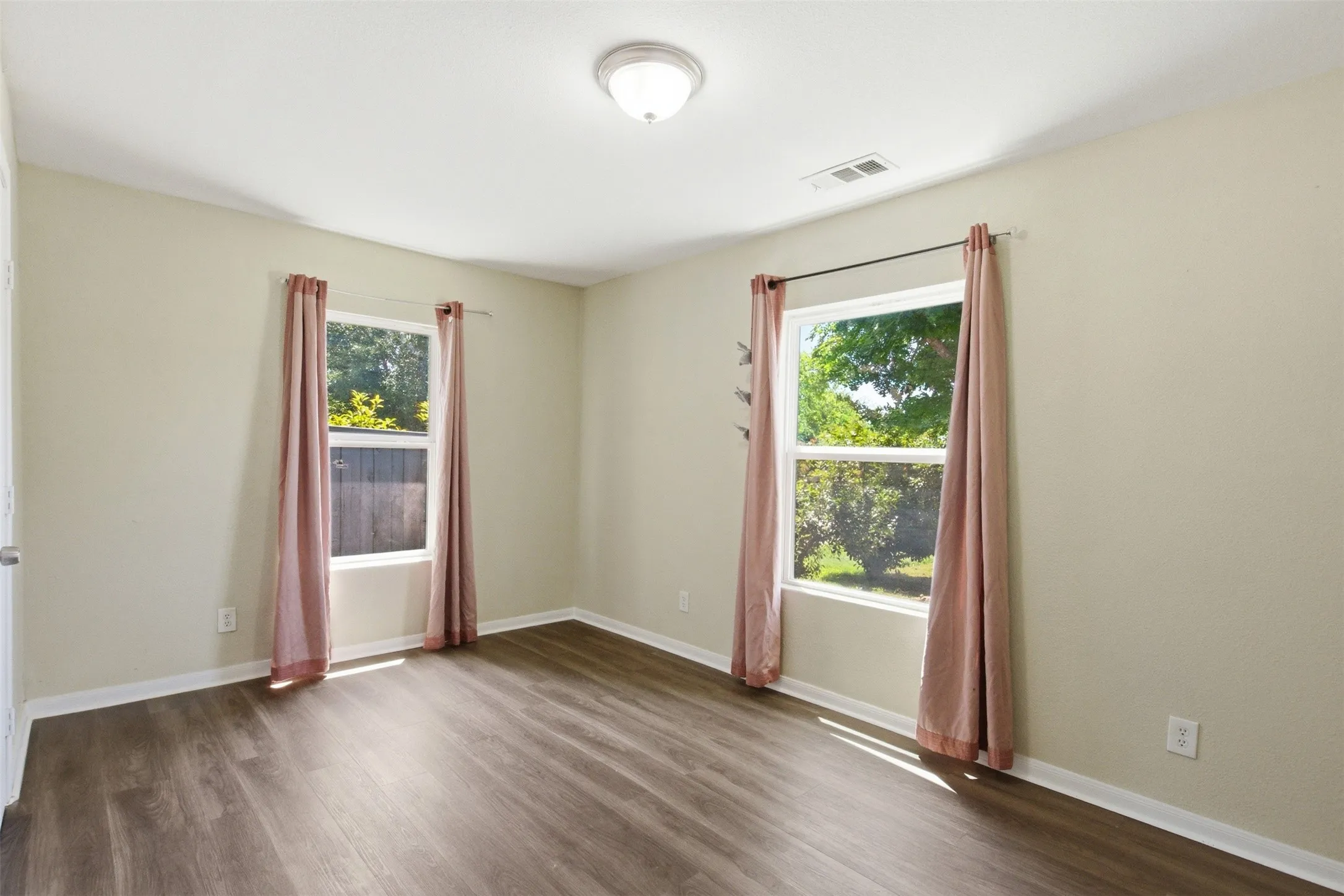 Single Family Residence For Sale in Tarrant County , 6824 Lakeside Drive, Lake Worth, Texas 76135, 3 Bedroom, 1 Bathroom, Garage spaces, 1,238 Sqft, built in 1953, mls#21261499, Real Estate Agent in Lake Worth, Homes For Sale in Tarrant county, Homes For Sale in Lake Worth, Realtor in Lake Worth Texas, Real Estate Brokerage Independent Realty Texas, Luminita Cordes Realtor