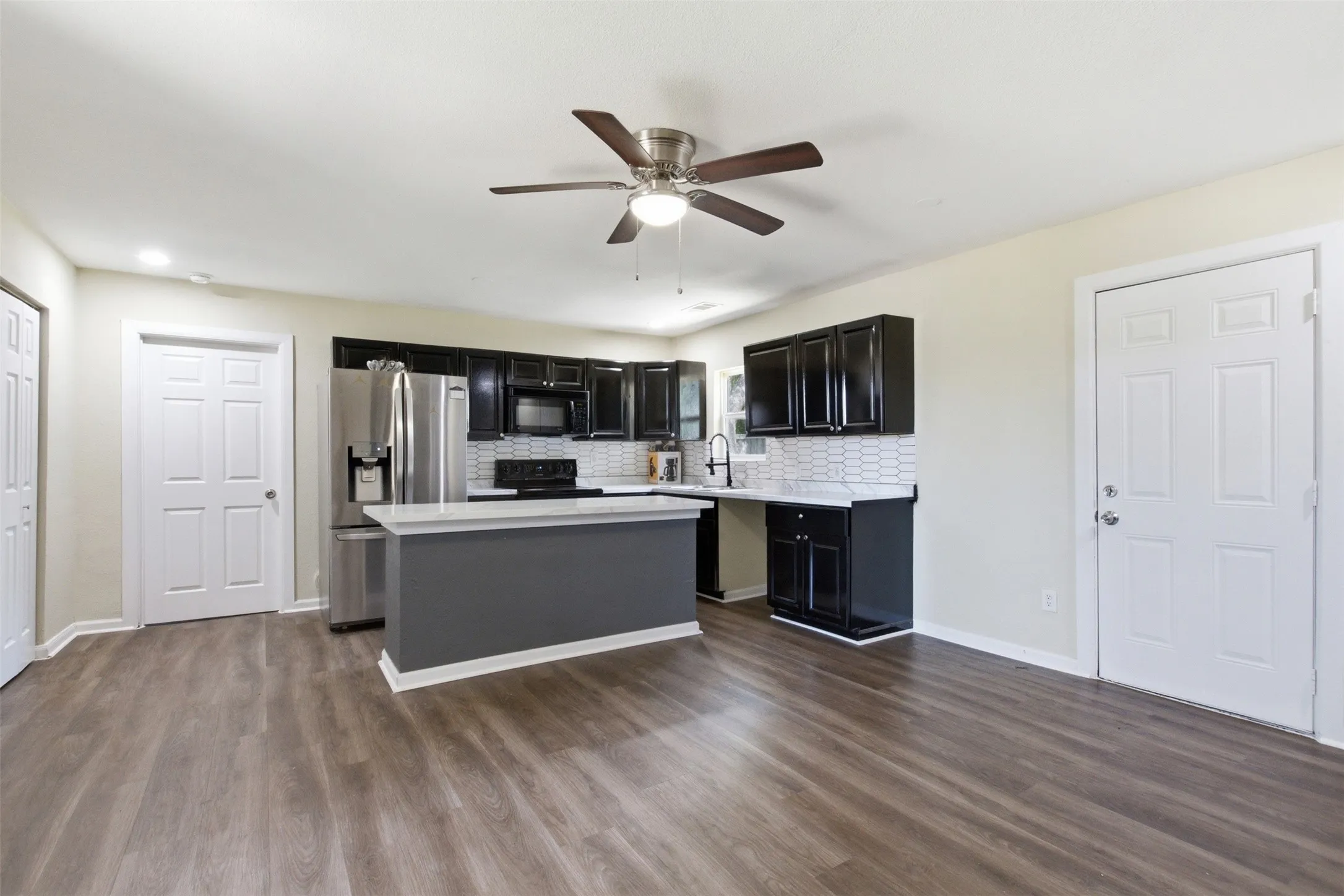 Single Family Residence For Sale in Tarrant County , 6824 Lakeside Drive, Lake Worth, Texas 76135, 3 Bedroom, 1 Bathroom, Garage spaces, 1,238 Sqft, built in 1953, mls#21261499, Real Estate Agent in Lake Worth, Homes For Sale in Tarrant county, Homes For Sale in Lake Worth, Realtor in Lake Worth Texas, Real Estate Brokerage Independent Realty Texas, Luminita Cordes Realtor