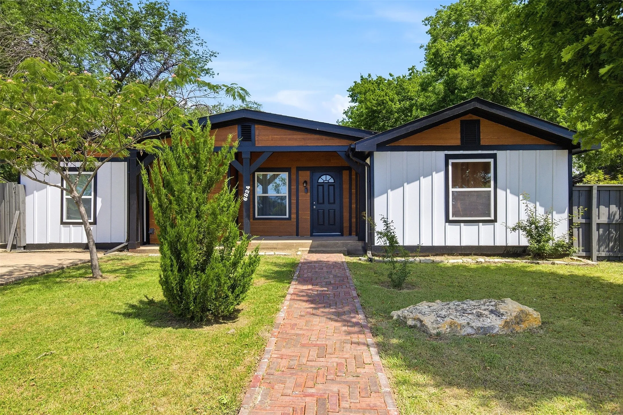 Single Family Residence For Sale in Tarrant County , 6824 Lakeside Drive, Lake Worth, Texas 76135, 3 Bedroom, 1 Bathroom, Garage spaces, 1,238 Sqft, built in 1953, mls#21261499, Real Estate Agent in Lake Worth, Homes For Sale in Tarrant county, Homes For Sale in Lake Worth, Realtor in Lake Worth Texas, Real Estate Brokerage Independent Realty Texas, Luminita Cordes Realtor