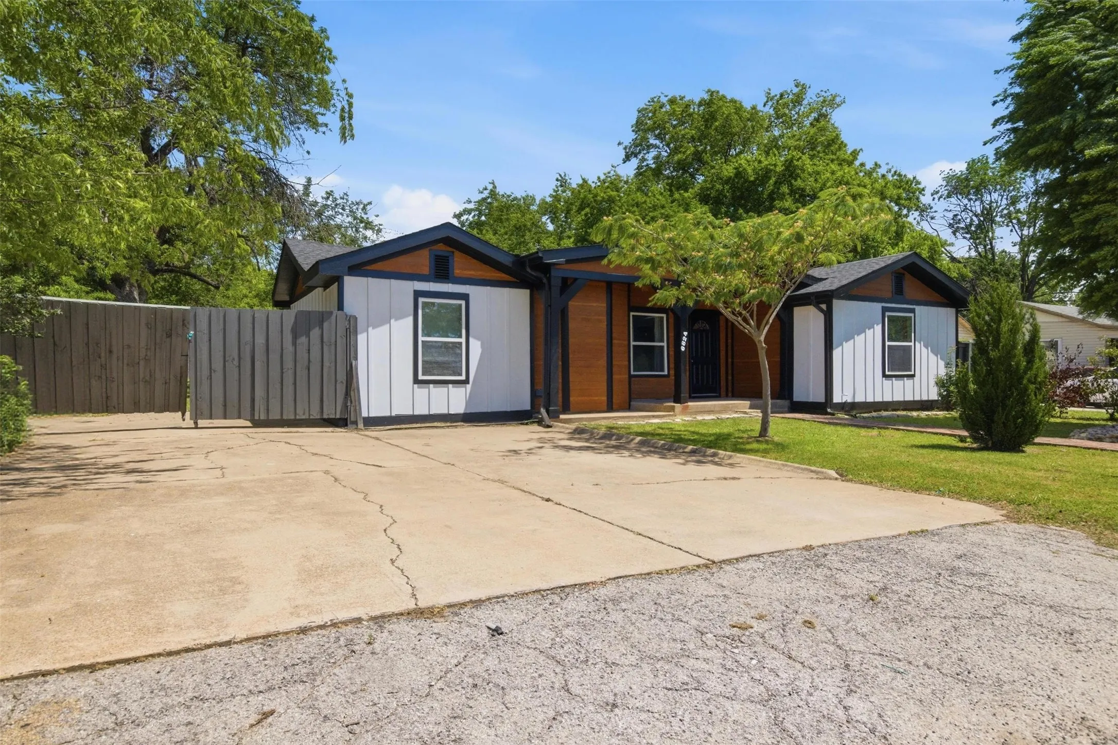 Single Family Residence For Sale in Tarrant County , 6824 Lakeside Drive, Lake Worth, Texas 76135, 3 Bedroom, 1 Bathroom, Garage spaces, 1,238 Sqft, built in 1953, mls#21261499, Real Estate Agent in Lake Worth, Homes For Sale in Tarrant county, Homes For Sale in Lake Worth, Realtor in Lake Worth Texas, Real Estate Brokerage Independent Realty Texas, Luminita Cordes Realtor