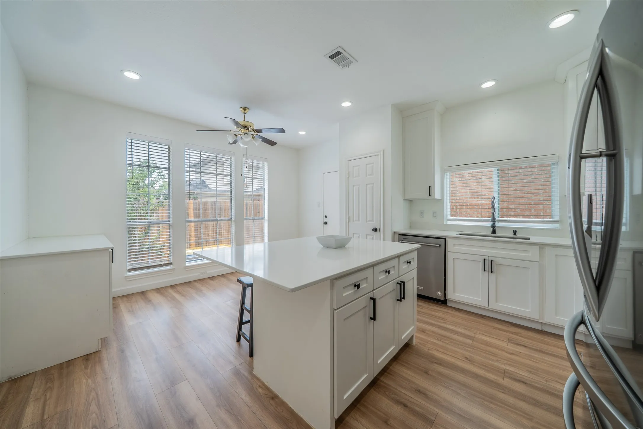 Single Family Residence For Sale in Dallas County , 2525 Brooke Trail, Carrollton, Texas 75006, 3 Bedroom, 3 Bathroom, 2 Garage spaces, 1,672 Sqft, built in 1990, mls#21250856, Real Estate Agent in Carrollton, Homes For Sale in Dallas county, Homes For Sale in Carrollton, Realtor in Carrollton Texas, Real Estate Brokerage Independent Realty Texas, Luminita Cordes Realtor
