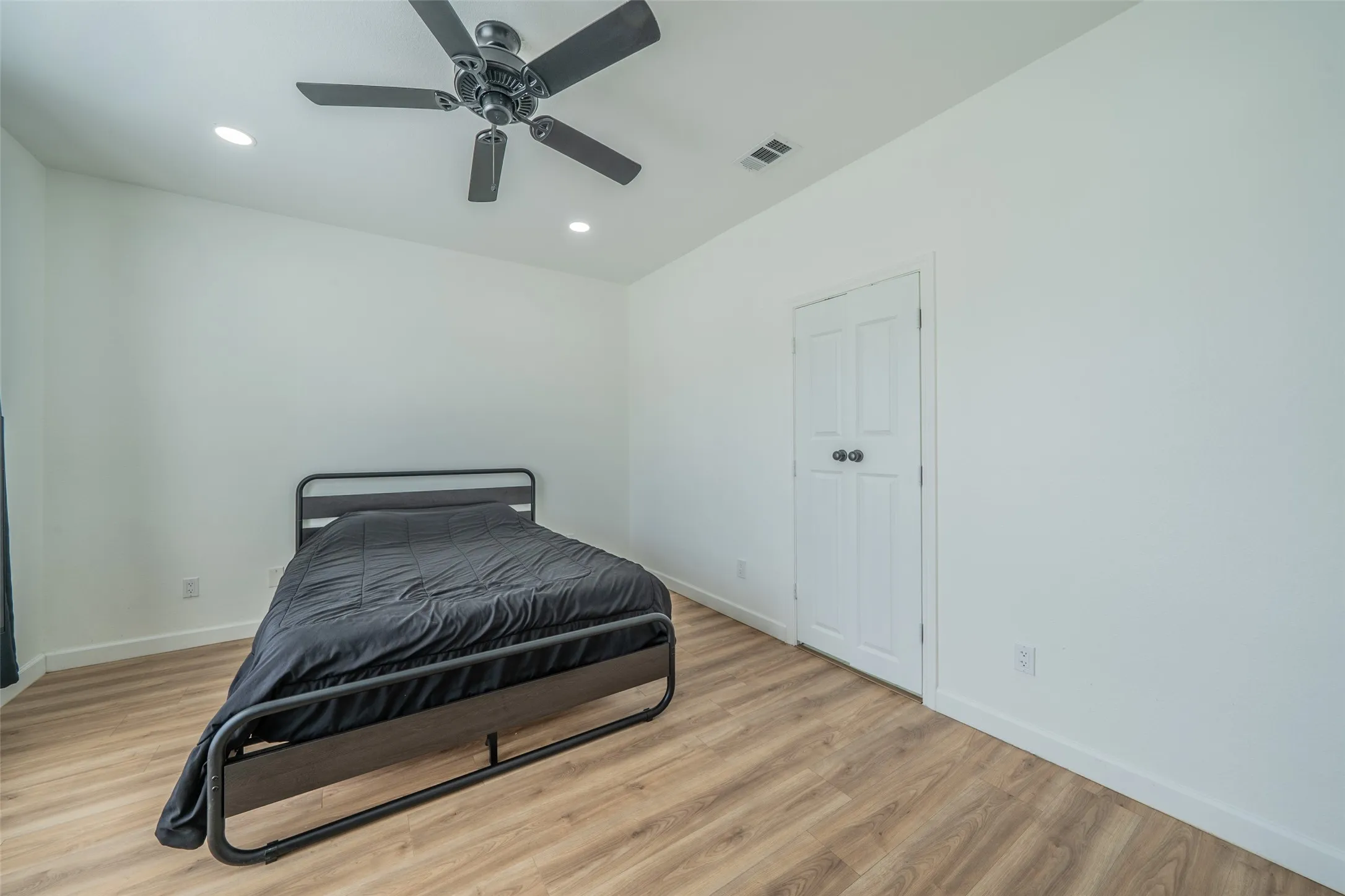 Single Family Residence For Sale in Dallas County , 2525 Brooke Trail, Carrollton, Texas 75006, 3 Bedroom, 3 Bathroom, 2 Garage spaces, 1,672 Sqft, built in 1990, mls#21250856, Real Estate Agent in Carrollton, Homes For Sale in Dallas county, Homes For Sale in Carrollton, Realtor in Carrollton Texas, Real Estate Brokerage Independent Realty Texas, Luminita Cordes Realtor