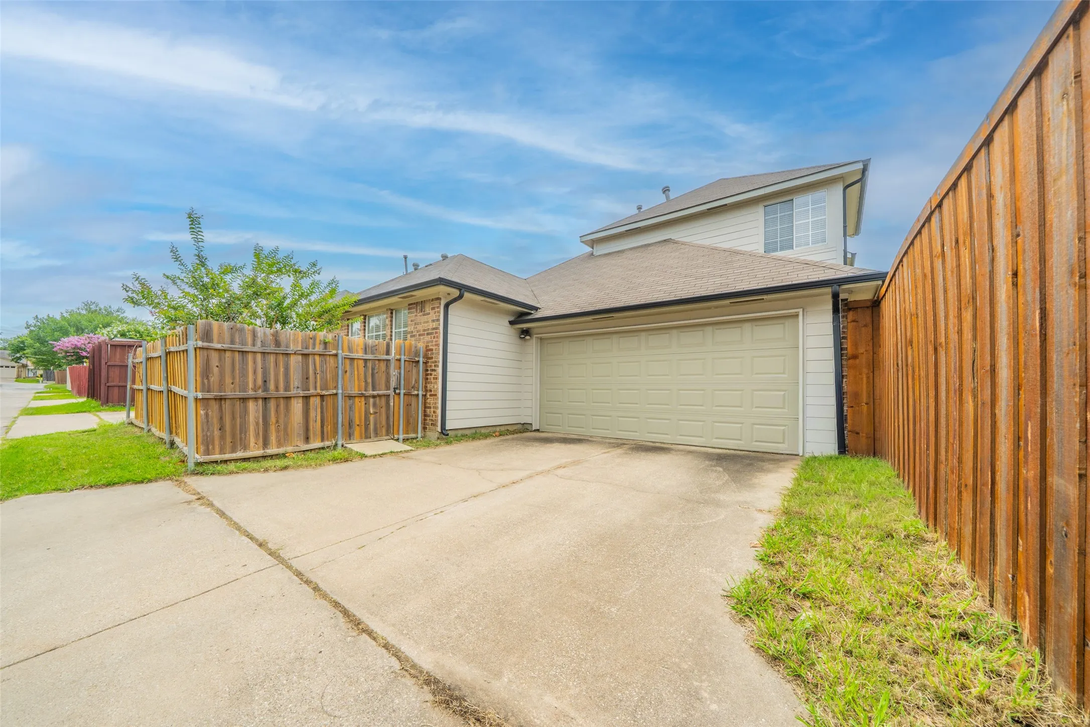 Single Family Residence For Sale in Dallas County , 2525 Brooke Trail, Carrollton, Texas 75006, 3 Bedroom, 3 Bathroom, 2 Garage spaces, 1,672 Sqft, built in 1990, mls#21250856, Real Estate Agent in Carrollton, Homes For Sale in Dallas county, Homes For Sale in Carrollton, Realtor in Carrollton Texas, Real Estate Brokerage Independent Realty Texas, Luminita Cordes Realtor