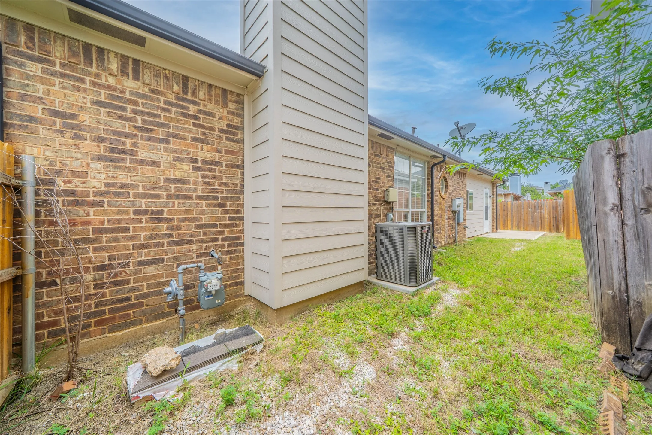 Single Family Residence For Sale in Dallas County , 2525 Brooke Trail, Carrollton, Texas 75006, 3 Bedroom, 3 Bathroom, 2 Garage spaces, 1,672 Sqft, built in 1990, mls#21250856, Real Estate Agent in Carrollton, Homes For Sale in Dallas county, Homes For Sale in Carrollton, Realtor in Carrollton Texas, Real Estate Brokerage Independent Realty Texas, Luminita Cordes Realtor