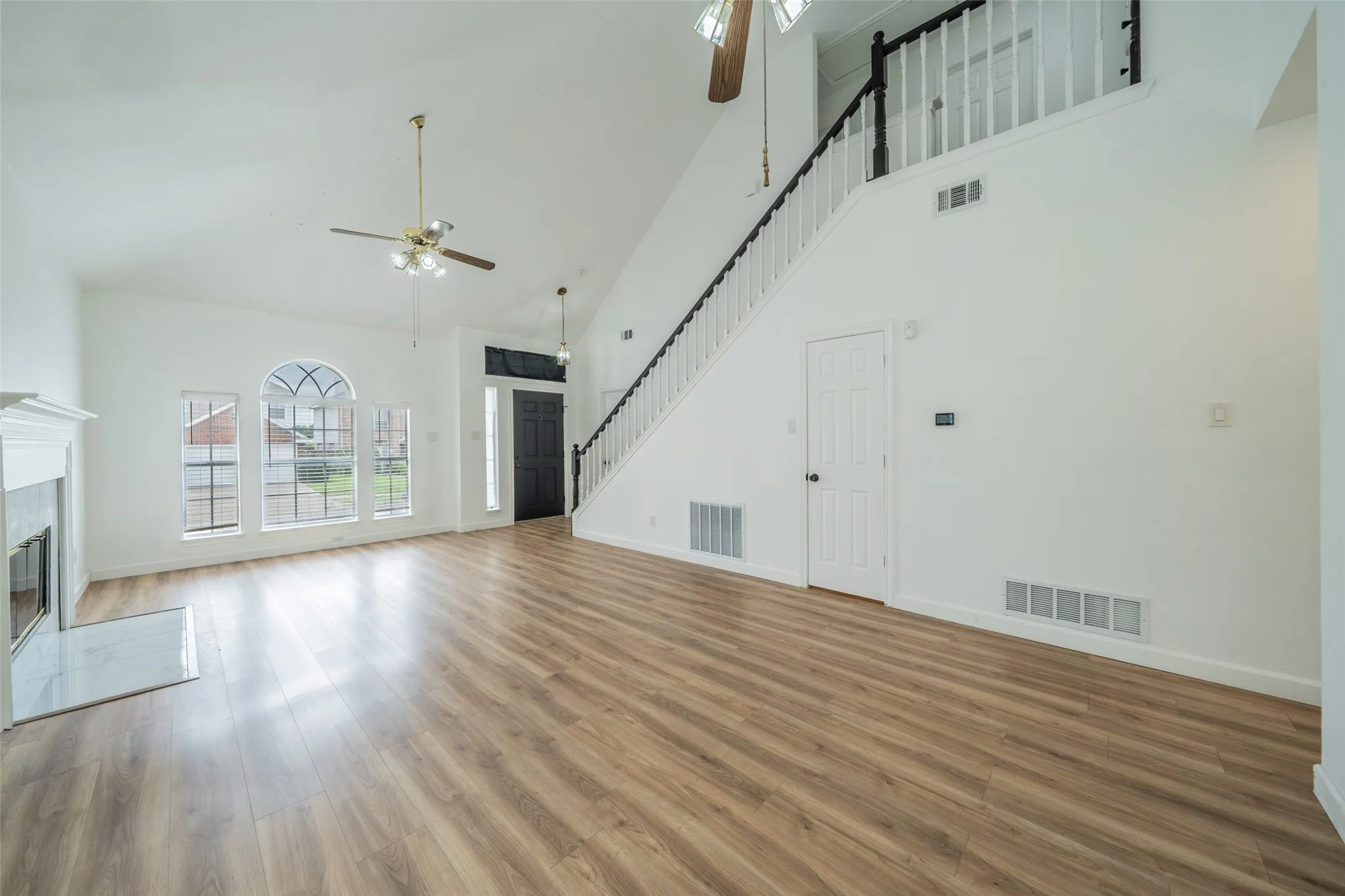 Single Family Residence For Sale in Dallas County , 2525 Brooke Trail, Carrollton, Texas 75006, 3 Bedroom, 3 Bathroom, 2 Garage spaces, 1,672 Sqft, built in 1990, mls#21250856, Real Estate Agent in Carrollton, Homes For Sale in Dallas county, Homes For Sale in Carrollton, Realtor in Carrollton Texas, Real Estate Brokerage Independent Realty Texas, Luminita Cordes Realtor