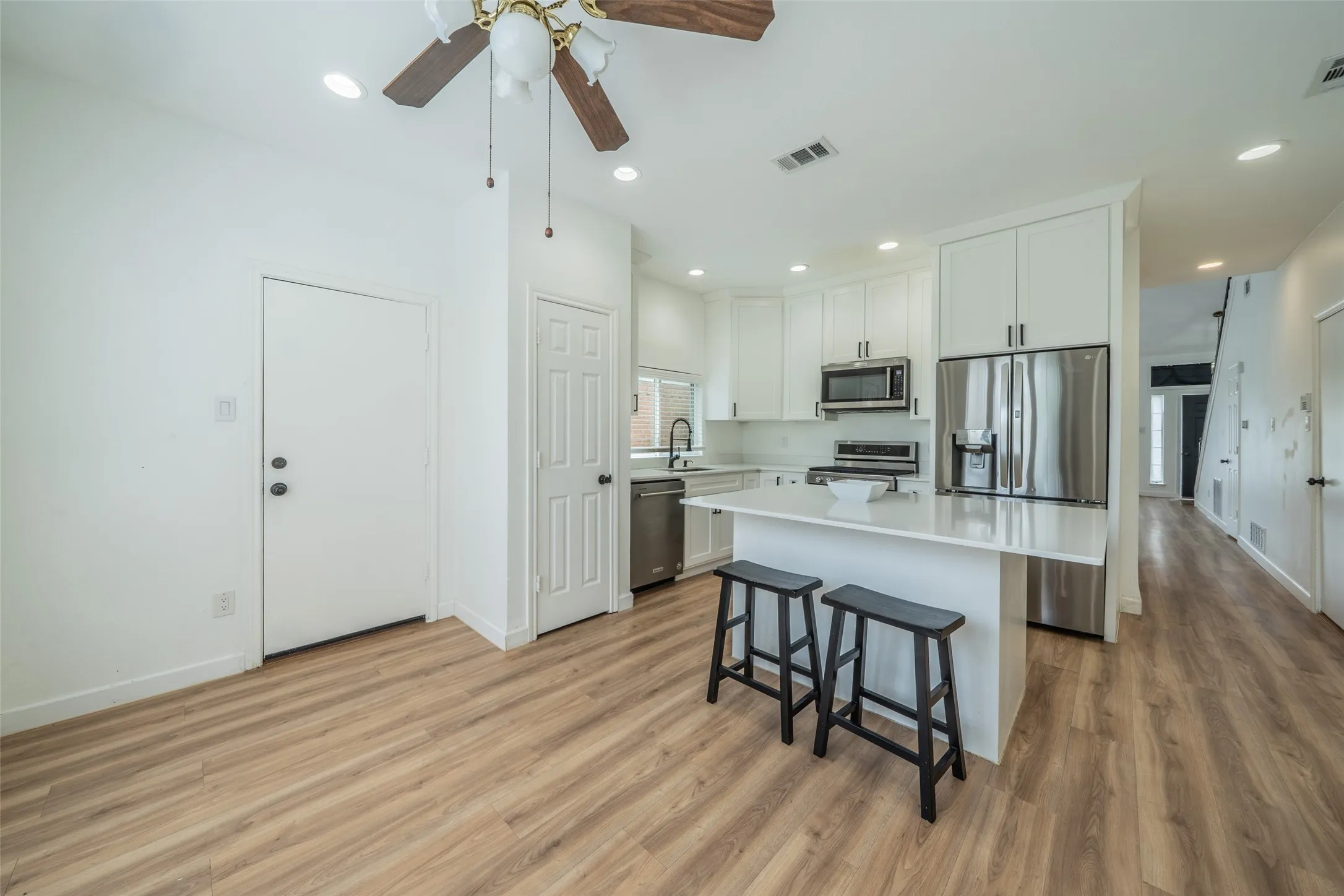 Single Family Residence For Sale in Dallas County , 2525 Brooke Trail, Carrollton, Texas 75006, 3 Bedroom, 3 Bathroom, 2 Garage spaces, 1,672 Sqft, built in 1990, mls#21250856, Real Estate Agent in Carrollton, Homes For Sale in Dallas county, Homes For Sale in Carrollton, Realtor in Carrollton Texas, Real Estate Brokerage Independent Realty Texas, Luminita Cordes Realtor