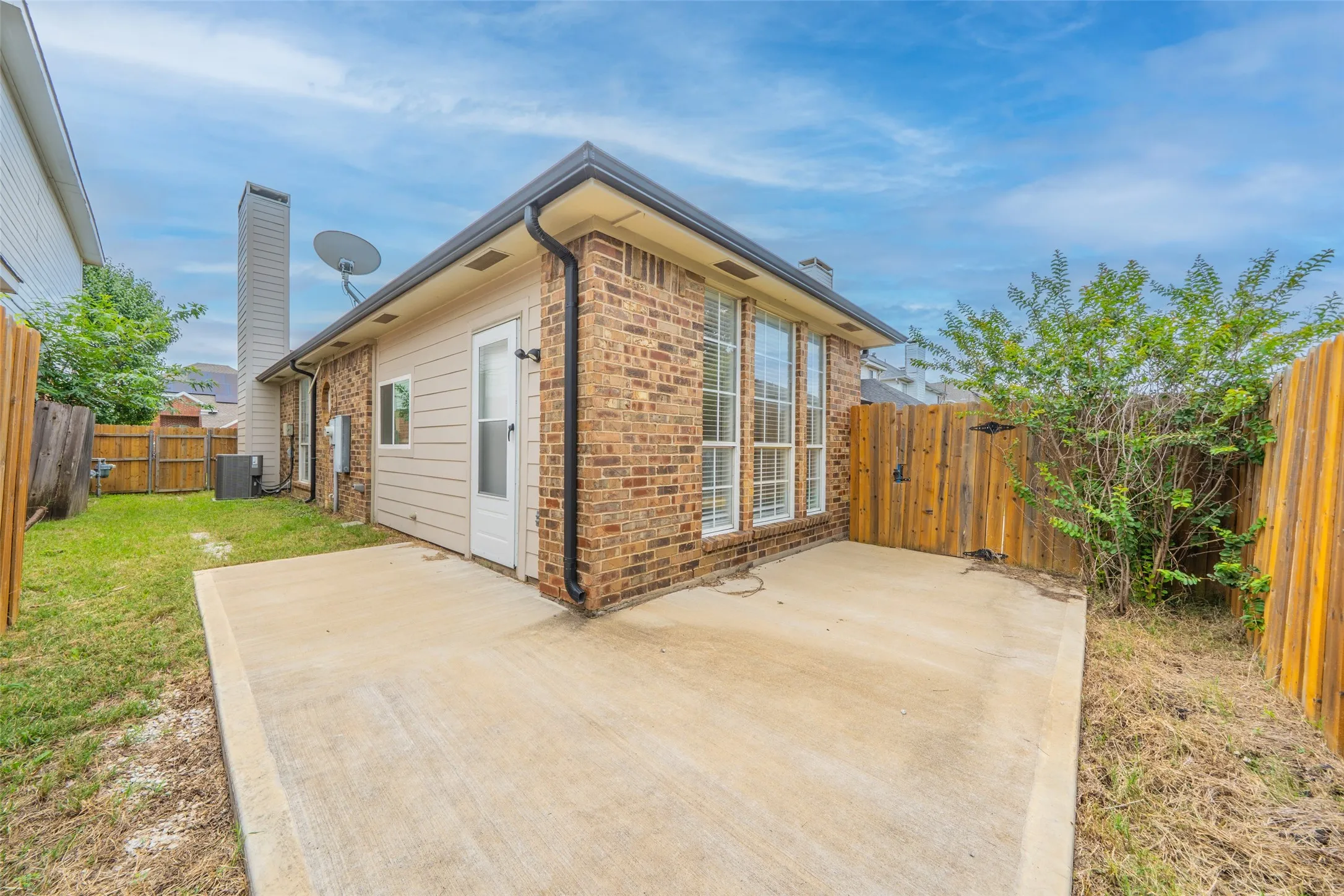 Single Family Residence For Sale in Dallas County , 2525 Brooke Trail, Carrollton, Texas 75006, 3 Bedroom, 3 Bathroom, 2 Garage spaces, 1,672 Sqft, built in 1990, mls#21250856, Real Estate Agent in Carrollton, Homes For Sale in Dallas county, Homes For Sale in Carrollton, Realtor in Carrollton Texas, Real Estate Brokerage Independent Realty Texas, Luminita Cordes Realtor