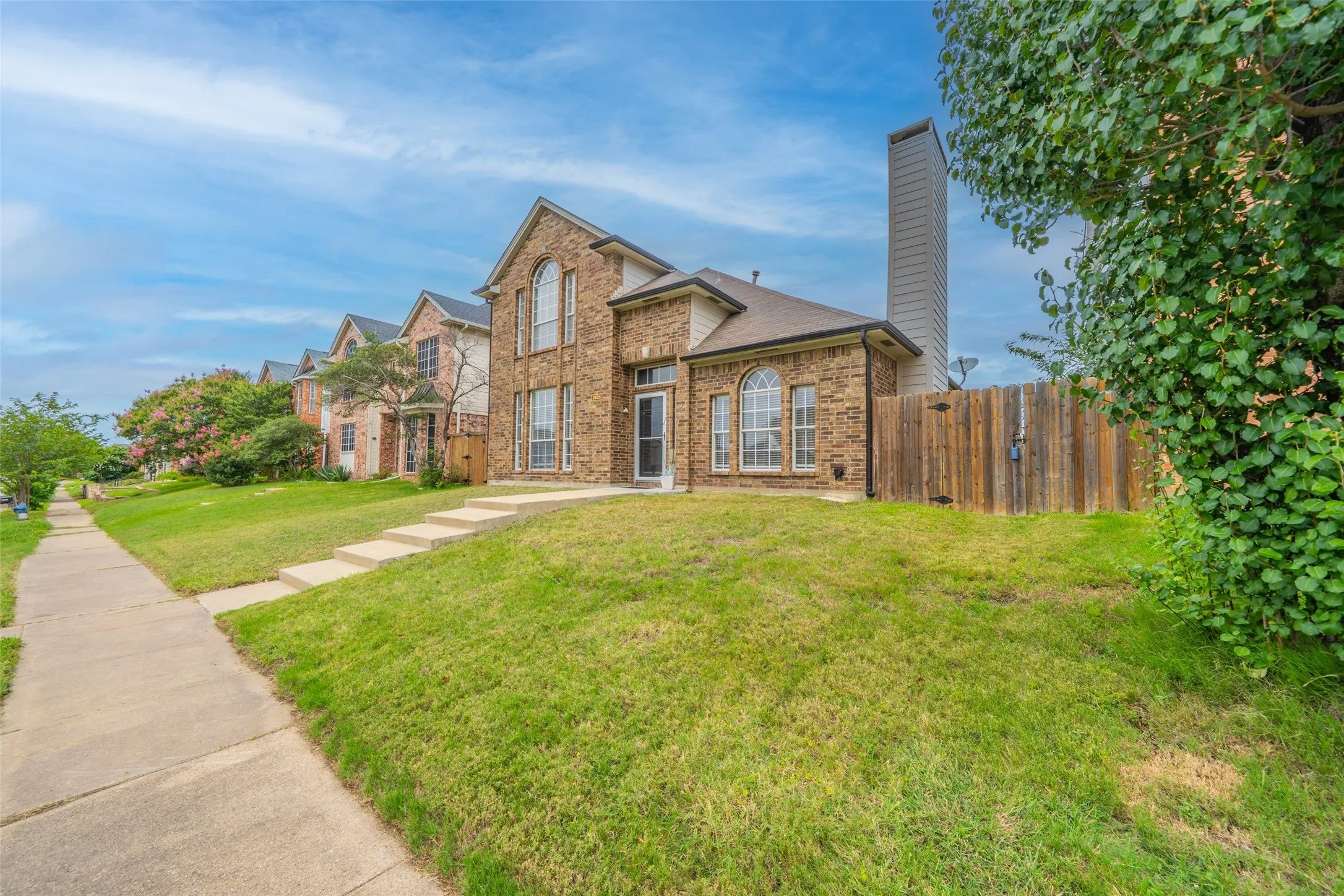 Single Family Residence For Sale in Dallas County , 2525 Brooke Trail, Carrollton, Texas 75006, 3 Bedroom, 3 Bathroom, 2 Garage spaces, 1,672 Sqft, built in 1990, mls#21250856, Real Estate Agent in Carrollton, Homes For Sale in Dallas county, Homes For Sale in Carrollton, Realtor in Carrollton Texas, Real Estate Brokerage Independent Realty Texas, Luminita Cordes Realtor