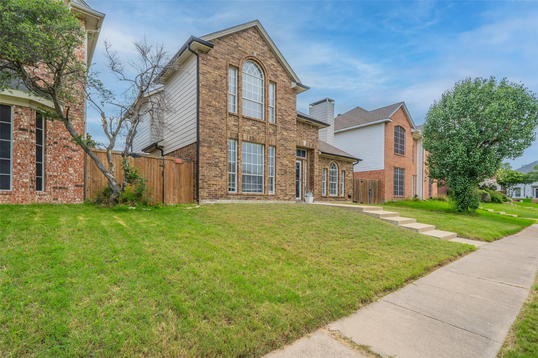 Single Family Residence For Sale in Dallas County , 2525 Brooke Trail, Carrollton, Texas 75006, 3 Bedroom, 3 Bathroom, 2 Garage spaces, 1,672 Sqft, built in 1990, mls#21250856, Real Estate Agent in Carrollton, Homes For Sale in Dallas county, Homes For Sale in Carrollton, Realtor in Carrollton Texas, Real Estate Brokerage Independent Realty Texas, Luminita Cordes Realtor