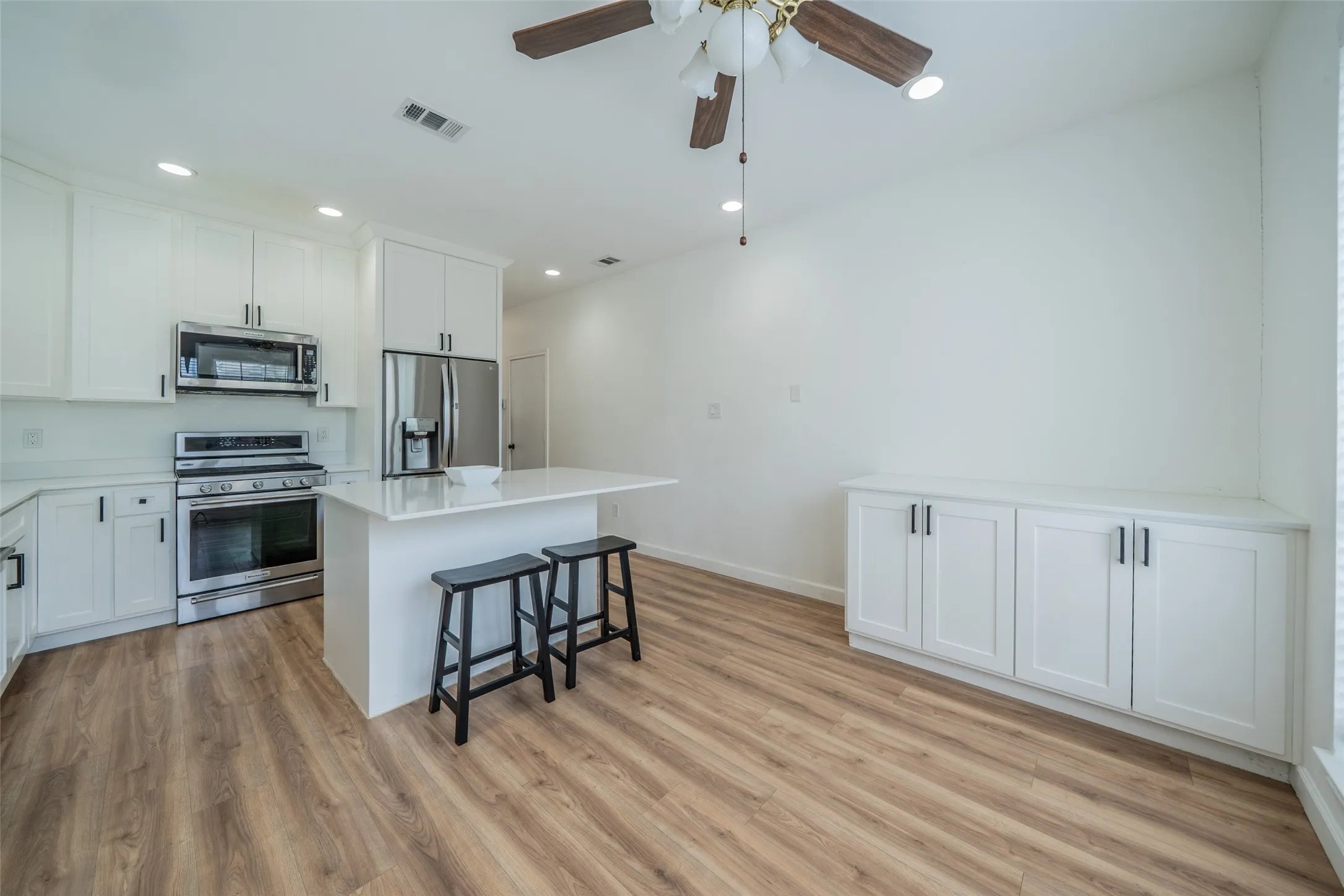 Single Family Residence For Sale in Dallas County , 2525 Brooke Trail, Carrollton, Texas 75006, 3 Bedroom, 3 Bathroom, 2 Garage spaces, 1,672 Sqft, built in 1990, mls#21250856, Real Estate Agent in Carrollton, Homes For Sale in Dallas county, Homes For Sale in Carrollton, Realtor in Carrollton Texas, Real Estate Brokerage Independent Realty Texas, Luminita Cordes Realtor