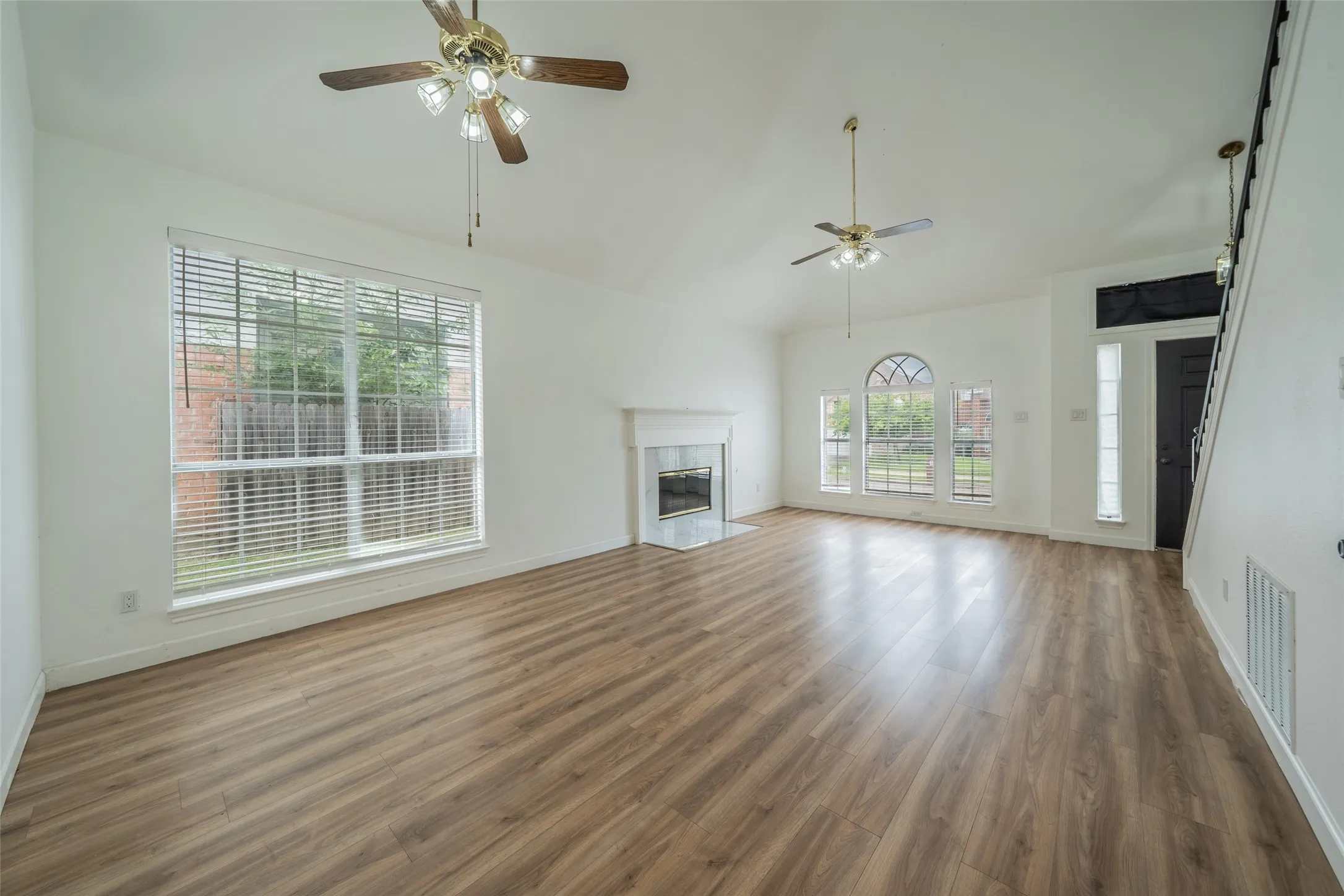 Single Family Residence For Sale in Dallas County , 2525 Brooke Trail, Carrollton, Texas 75006, 3 Bedroom, 3 Bathroom, 2 Garage spaces, 1,672 Sqft, built in 1990, mls#21250856, Real Estate Agent in Carrollton, Homes For Sale in Dallas county, Homes For Sale in Carrollton, Realtor in Carrollton Texas, Real Estate Brokerage Independent Realty Texas, Luminita Cordes Realtor