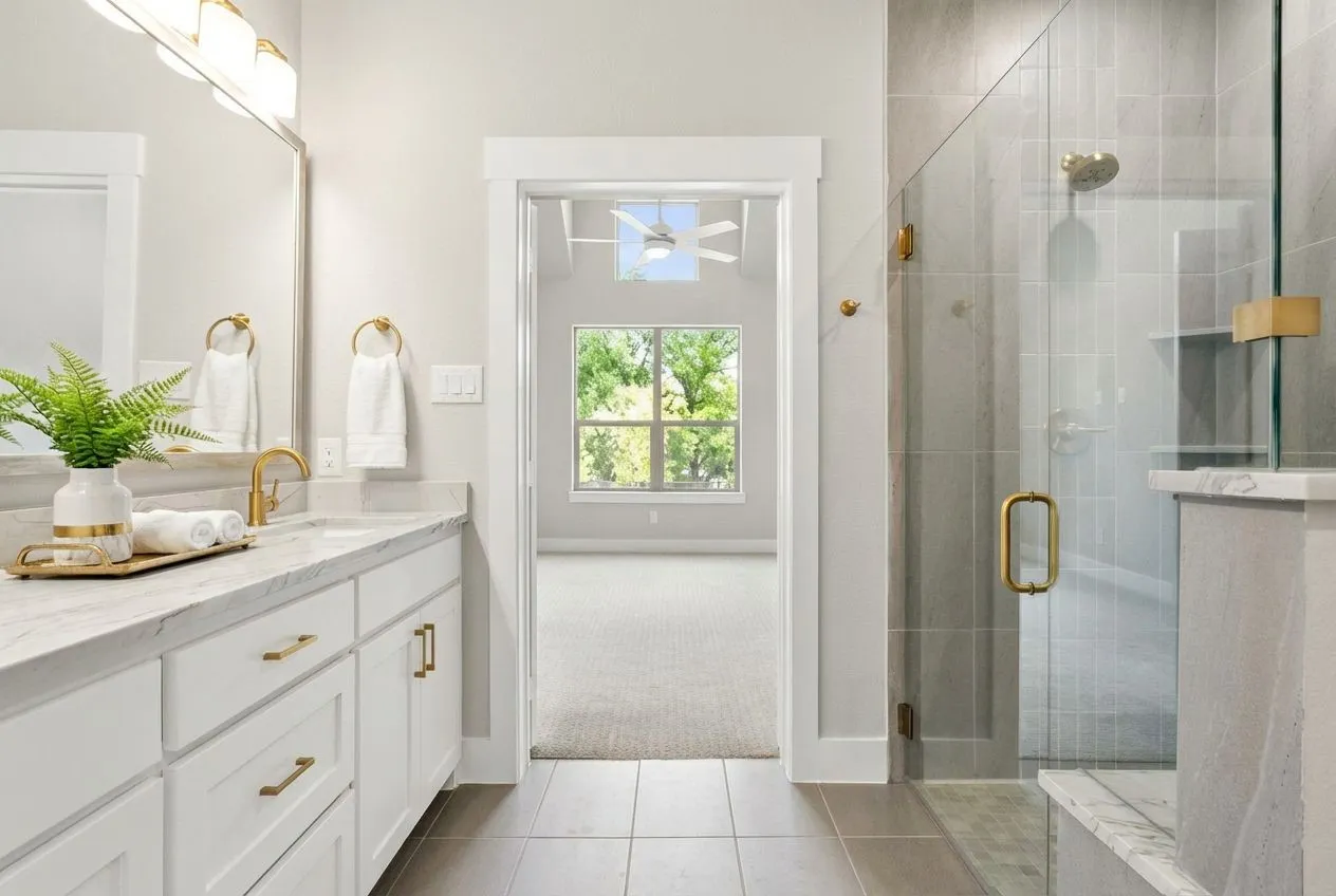 8517 Del Rio primary bath Bayside (4)