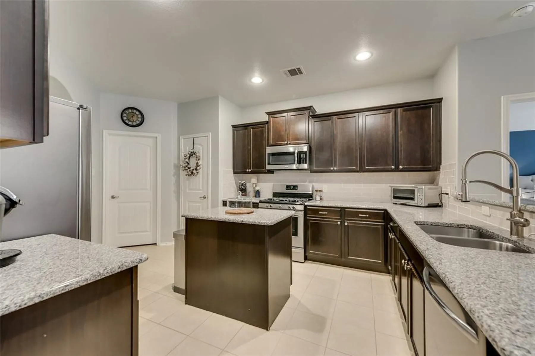 Single Family Residence For Rent in Collin County , 3406 Van Zandt Road, Melissa, Texas 75454, 3 Bedrooms, 2 Bathrooms, 2 Garage spaces, 1,873 Sqft, built in 2014, Price $2,350, mls#21262470, Real Estate Agent in Melissa, Homes For Rent in Collin county, Homes For Rent in Melissa, Realtor in Melissa Texas, Real Estate Brokerage Independent Realty Texas, Luminita Cordes Realtor