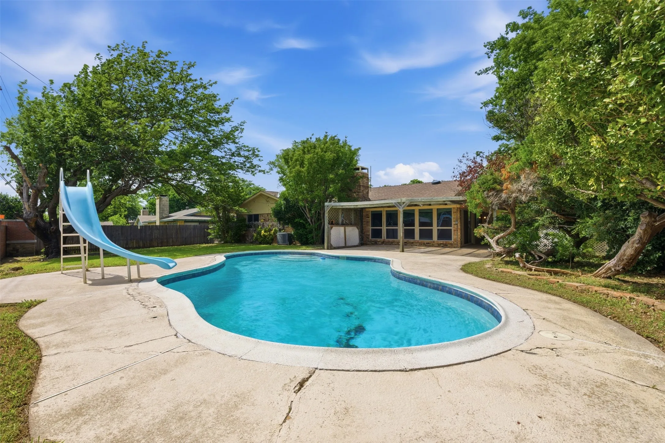 Single Family Residence For Sale in Dallas County , 1622 Wendy Way, Richardson, Texas 75081, 4 Bedroom, 2 Bathroom, 2 Garage spaces, 1,729 Sqft, built in 1971, Preowned, mls#21256246, Real Estate Agent in Richardson, Homes For Sale in Dallas county, Homes For Sale in Richardson, Realtor in Richardson Texas, Real Estate Brokerage Independent Realty Texas, Luminita Cordes Realtor