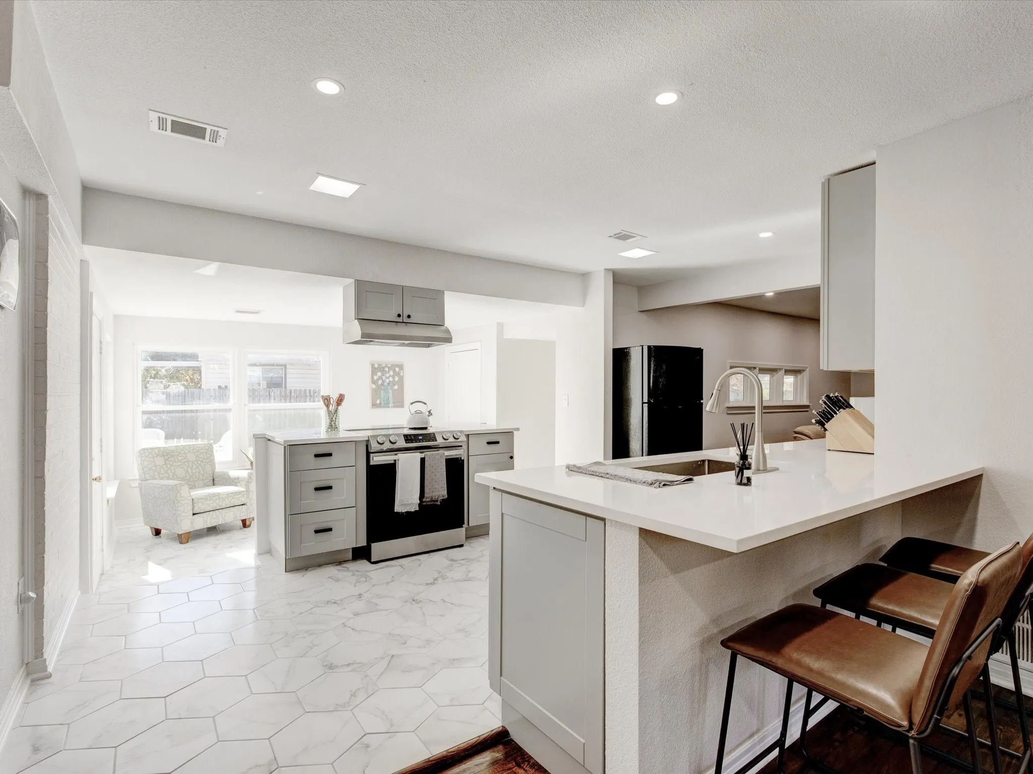 Single Family Residence For Rent in Tarrant County , 3511 Corto Avenue, Fort Worth, Texas 76109, 3 Bedroom, 2 Bathroom, Garage spaces, 2,036 Sqft, built in 1950, mls#21258979, Real Estate Agent in Fort Worth, Homes For Rent in Tarrant county, Homes For Rent in Fort Worth, Realtor in Fort Worth Texas, Real Estate Brokerage Independent Realty Texas, Luminita Cordes Realtor