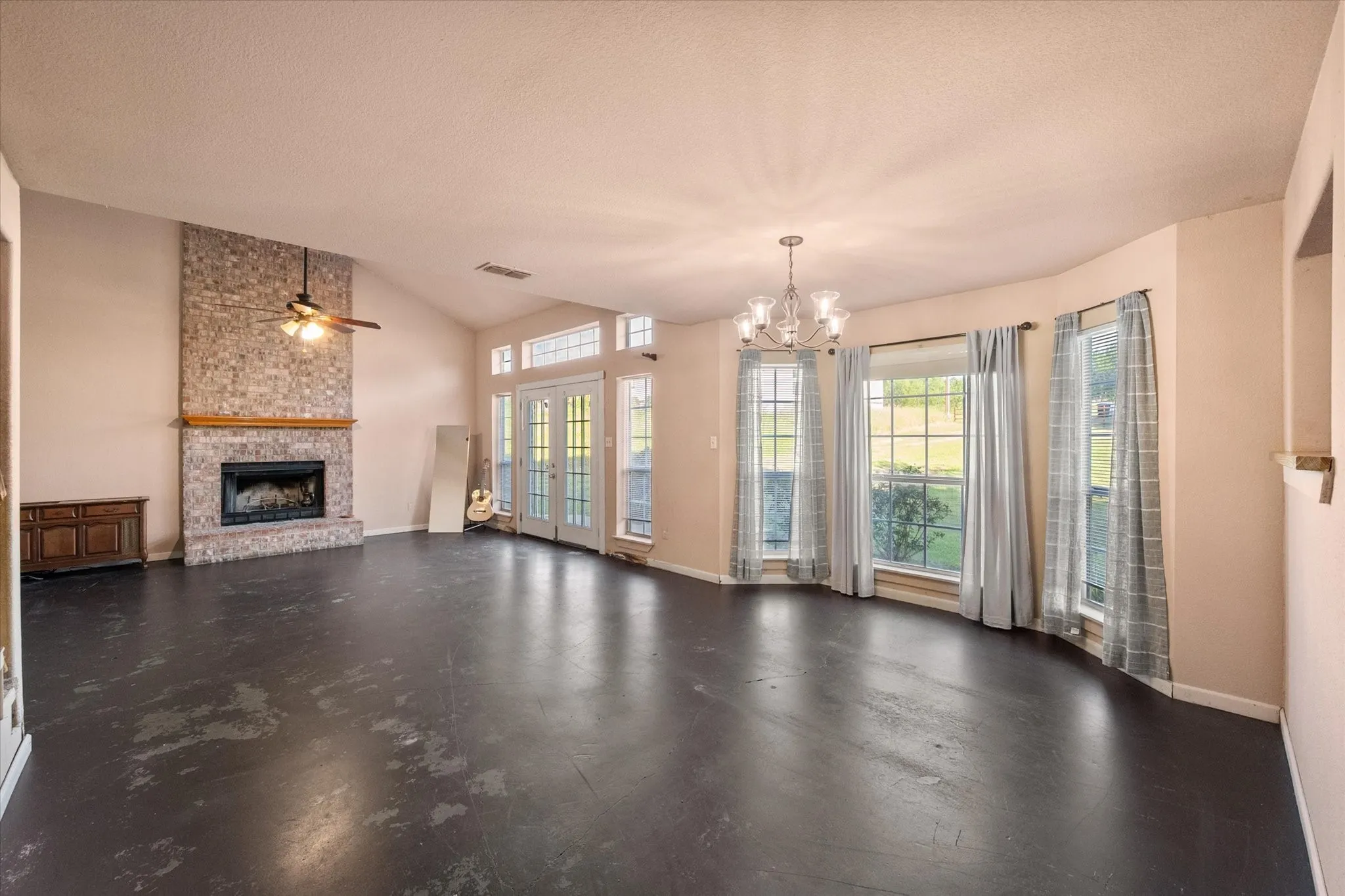 Single Family Residence For Sale in Navarro County , 134 County Road 3048, Corsicana, Texas 75109, 3 Bedroom, 2 Bathroom, Garage spaces, 1,718 Sqft, built in 2004, mls#21262362, Real Estate Agent in Corsicana, Homes For Sale in Navarro county, Homes For Sale in Corsicana, Realtor in Corsicana Texas, Real Estate Brokerage Independent Realty Texas, Luminita Cordes Realtor