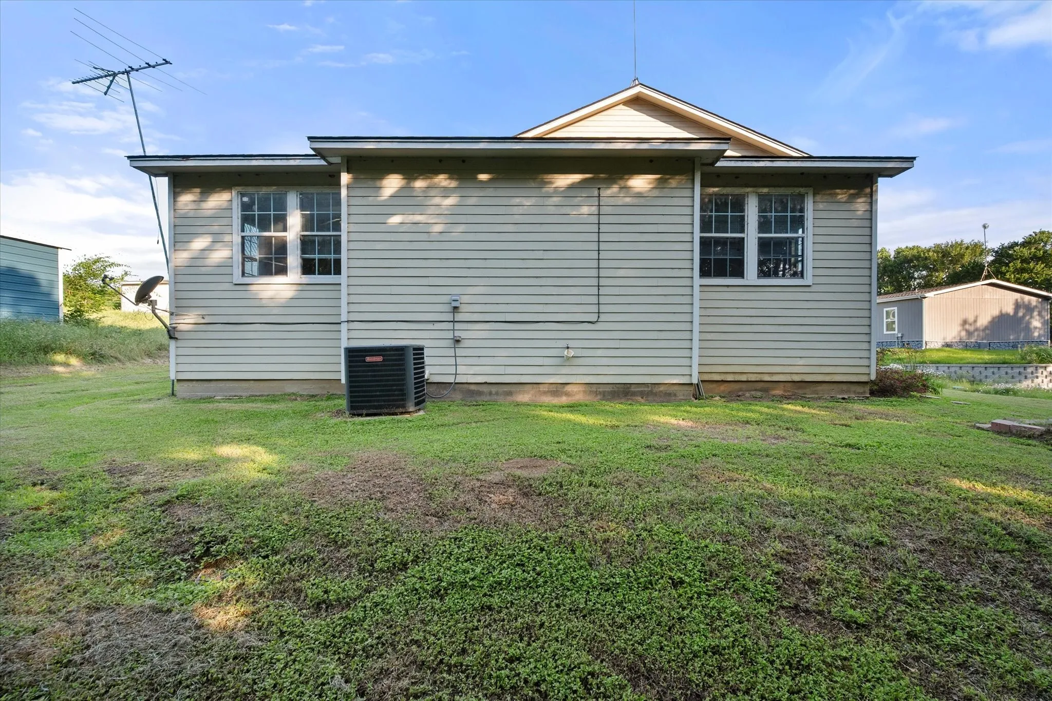 Single Family Residence For Sale in Navarro County , 134 County Road 3048, Corsicana, Texas 75109, 3 Bedroom, 2 Bathroom, Garage spaces, 1,718 Sqft, built in 2004, mls#21262362, Real Estate Agent in Corsicana, Homes For Sale in Navarro county, Homes For Sale in Corsicana, Realtor in Corsicana Texas, Real Estate Brokerage Independent Realty Texas, Luminita Cordes Realtor