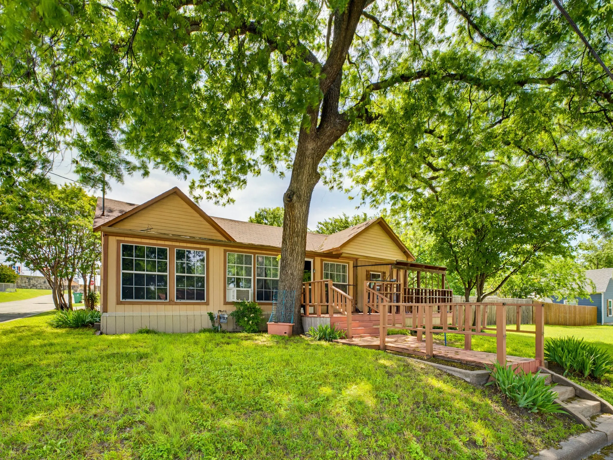 Single Family Residence For Sale in Wise County , 601 S Miller Street, Decatur, Texas 76234, 2 Bedroom, 1 Bathroom, Garage spaces, 1,540 Sqft, built in 1950, mls#21260074, Real Estate Agent in Decatur, Homes For Sale in Wise county, Homes For Sale in Decatur, Realtor in Decatur Texas, Real Estate Brokerage Independent Realty Texas, Luminita Cordes Realtor