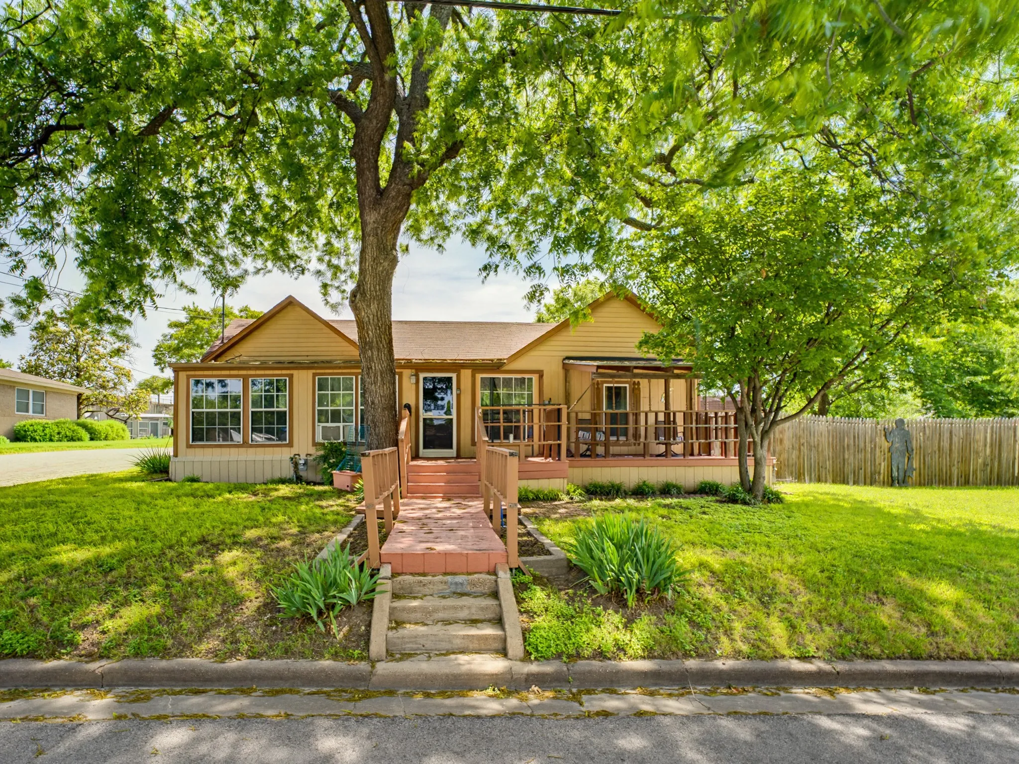 Single Family Residence For Sale in Wise County , 601 S Miller Street, Decatur, Texas 76234, 2 Bedroom, 1 Bathroom, Garage spaces, 1,540 Sqft, built in 1950, mls#21260074, Real Estate Agent in Decatur, Homes For Sale in Wise county, Homes For Sale in Decatur, Realtor in Decatur Texas, Real Estate Brokerage Independent Realty Texas, Luminita Cordes Realtor