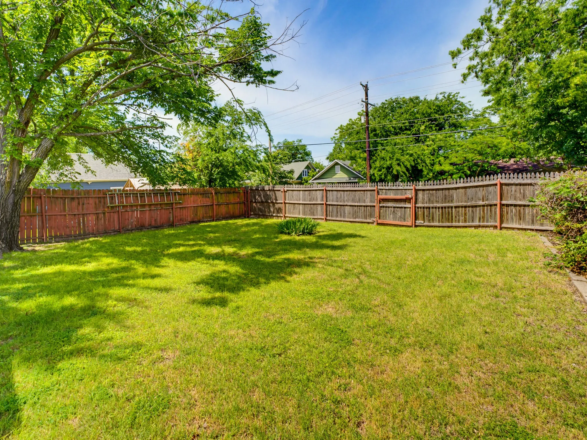 Single Family Residence For Sale in Wise County , 601 S Miller Street, Decatur, Texas 76234, 2 Bedroom, 1 Bathroom, Garage spaces, 1,540 Sqft, built in 1950, mls#21260074, Real Estate Agent in Decatur, Homes For Sale in Wise county, Homes For Sale in Decatur, Realtor in Decatur Texas, Real Estate Brokerage Independent Realty Texas, Luminita Cordes Realtor