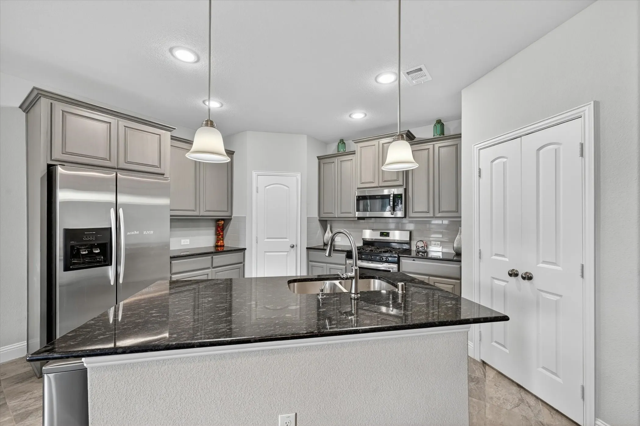 Single Family Residence For Rent in Hunt County , 7815 Cottonwood Drive, Greenville, Texas 75402, 4 Bedrooms, 2 Bathrooms, Garage spaces, 1,718 Sqft, built in 2021, Price $1,900, mls#21255393, Real Estate Agent in Greenville, Homes For Rent in Hunt county, Homes For Rent in Greenville, Realtor in Greenville Texas, Real Estate Brokerage Independent Realty Texas, Luminita Cordes Realtor