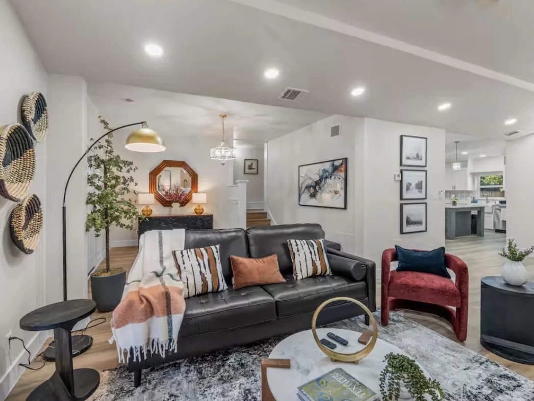 Single Family Residence For Rent in Dallas County , 1143 Kings Highway, Dallas, Texas 75208, 4 Bedroom, 3 Bathroom, 3 Garage spaces, 2,440 Sqft, built in 1913, Preowned, mls#21261187, Real Estate Agent in Dallas, Homes For Rent in Dallas county, Homes For Rent in Dallas, Realtor in Dallas Texas, Real Estate Brokerage Independent Realty Texas, Luminita Cordes Realtor