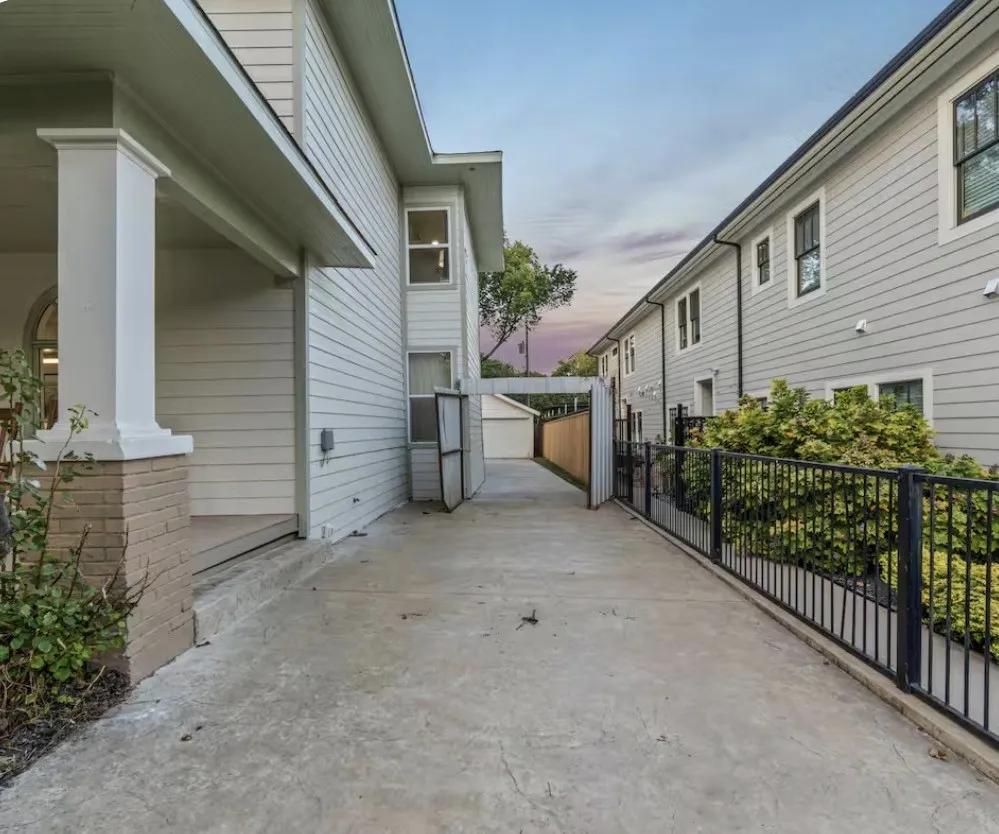 Single Family Residence For Rent in Dallas County , 1143 Kings Highway, Dallas, Texas 75208, 4 Bedroom, 3 Bathroom, 3 Garage spaces, 2,440 Sqft, built in 1913, Preowned, mls#21261187, Real Estate Agent in Dallas, Homes For Rent in Dallas county, Homes For Rent in Dallas, Realtor in Dallas Texas, Real Estate Brokerage Independent Realty Texas, Luminita Cordes Realtor