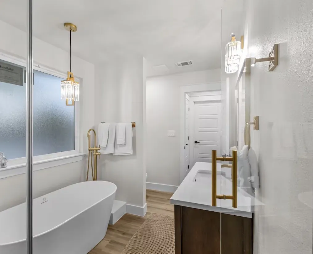 Single Family Residence For Rent in Dallas County , 1143 Kings Highway, Dallas, Texas 75208, 4 Bedroom, 3 Bathroom, 3 Garage spaces, 2,440 Sqft, built in 1913, Preowned, mls#21261187, Real Estate Agent in Dallas, Homes For Rent in Dallas county, Homes For Rent in Dallas, Realtor in Dallas Texas, Real Estate Brokerage Independent Realty Texas, Luminita Cordes Realtor
