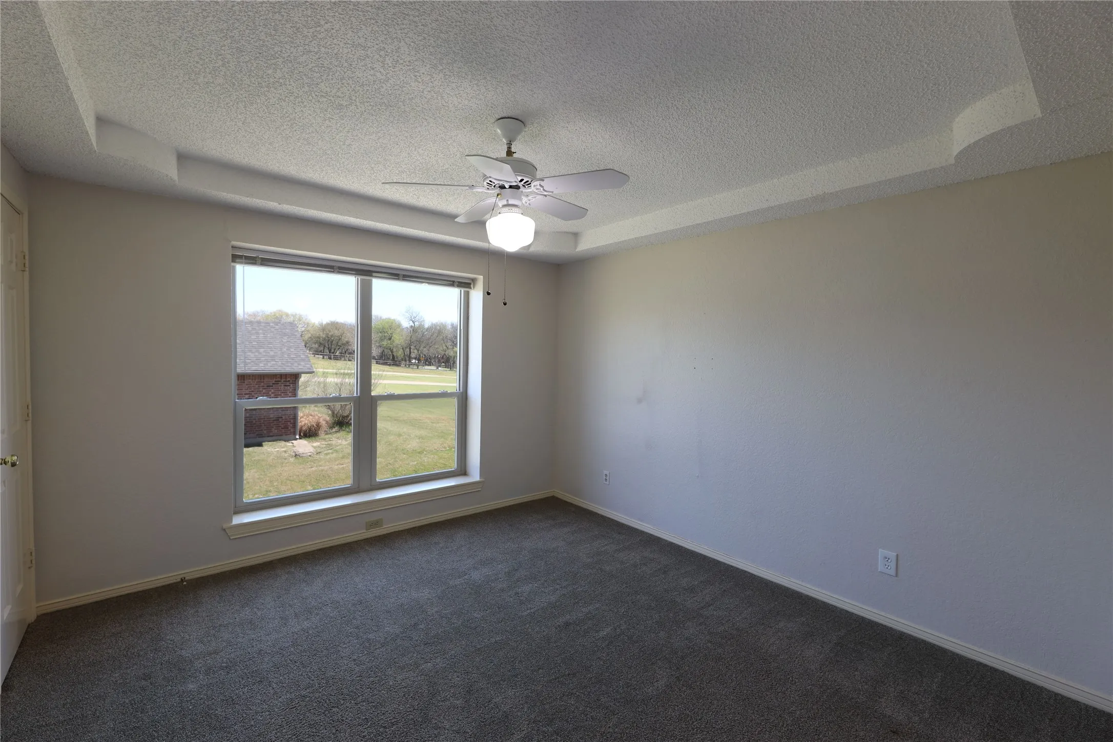 Recessed tray ceiling with ceiling fan and light fixture