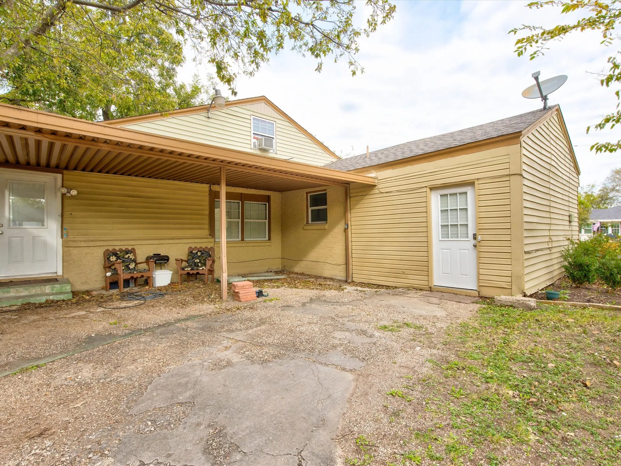 Single Family Residence For Rent in Tarrant County , 2801 W Biddison Street, Fort Worth, Texas 76109, 5 Bedroom, 2 Bathroom, Garage spaces, 2,030 Sqft, built in 1947, Preowned, mls#21259945, Real Estate Agent in Fort Worth, Homes For Rent in Tarrant county, Homes For Rent in Fort Worth, Realtor in Fort Worth Texas, Real Estate Brokerage Independent Realty Texas, Luminita Cordes Realtor