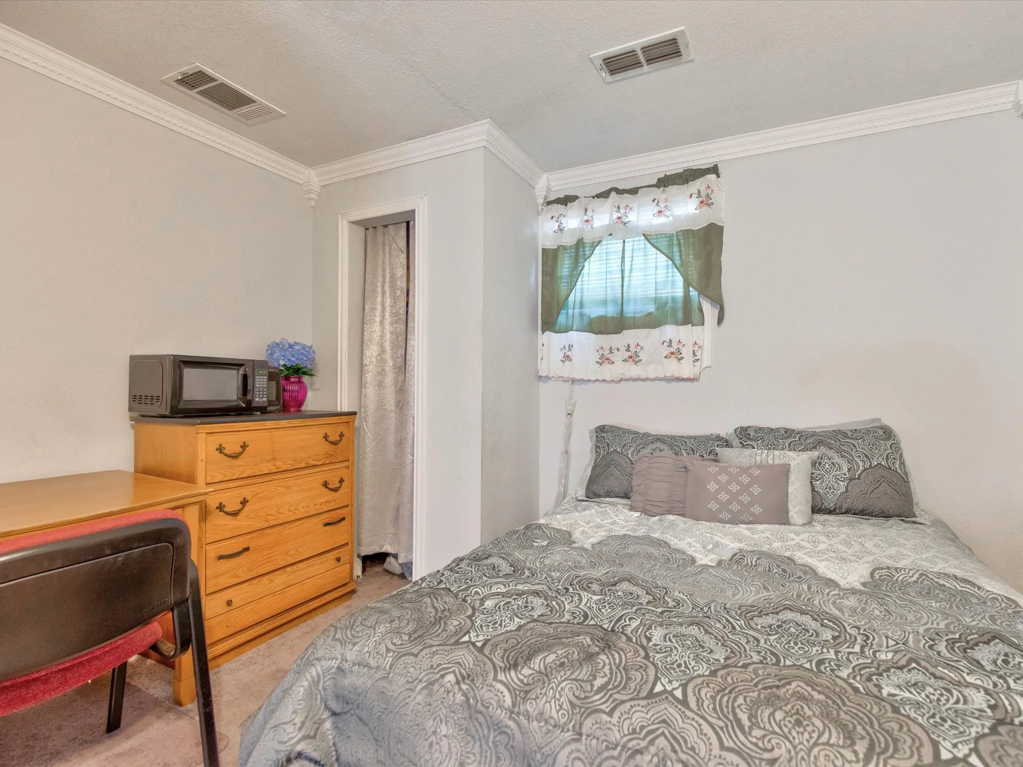 Single Family Residence For Rent in Tarrant County , 2801 W Biddison Street, Fort Worth, Texas 76109, 5 Bedroom, 2 Bathroom, Garage spaces, 2,030 Sqft, built in 1947, Preowned, mls#21259945, Real Estate Agent in Fort Worth, Homes For Rent in Tarrant county, Homes For Rent in Fort Worth, Realtor in Fort Worth Texas, Real Estate Brokerage Independent Realty Texas, Luminita Cordes Realtor