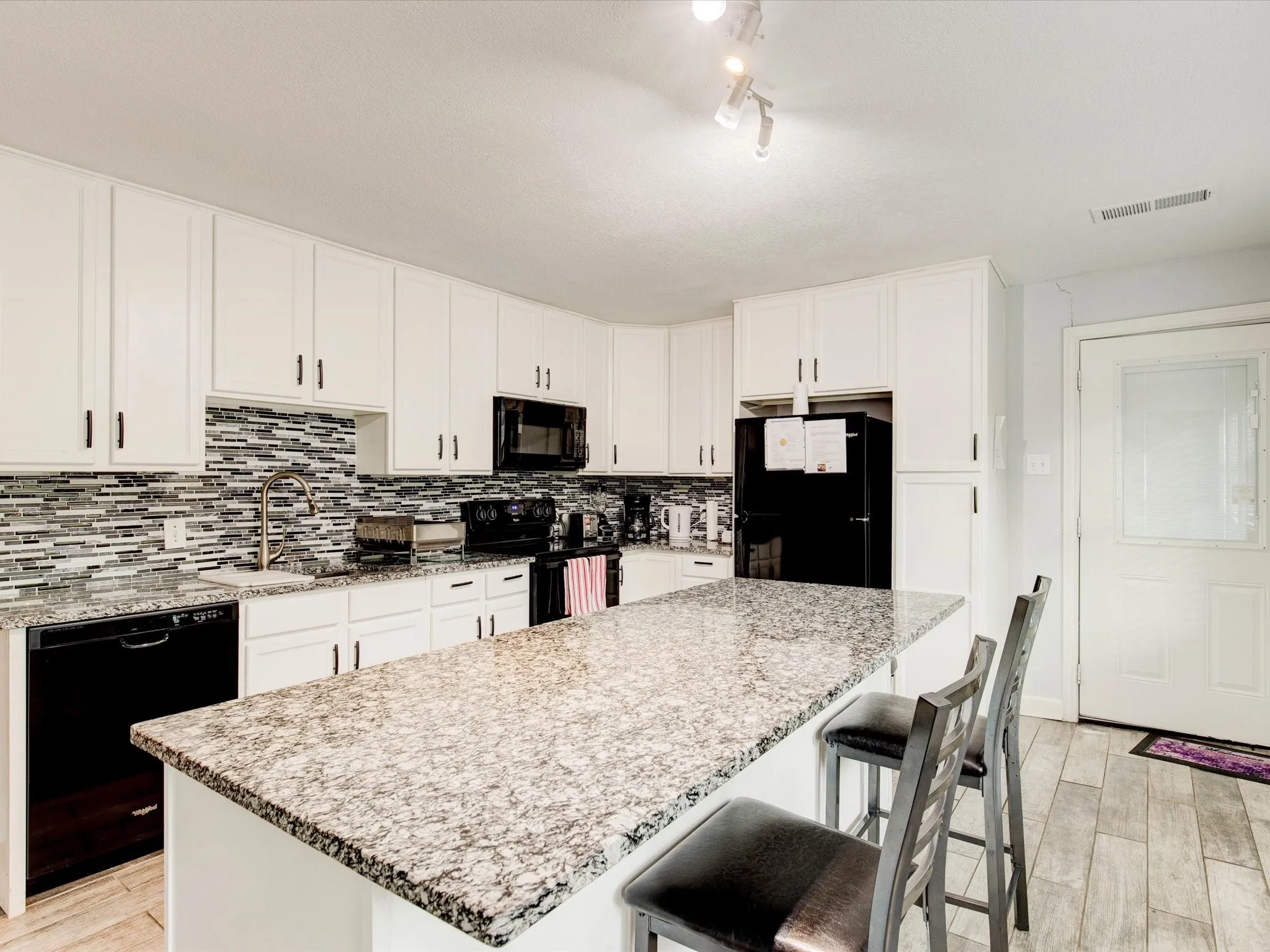 Single Family Residence For Rent in Tarrant County , 2801 W Biddison Street, Fort Worth, Texas 76109, 5 Bedroom, 2 Bathroom, Garage spaces, 2,030 Sqft, built in 1947, Preowned, mls#21259945, Real Estate Agent in Fort Worth, Homes For Rent in Tarrant county, Homes For Rent in Fort Worth, Realtor in Fort Worth Texas, Real Estate Brokerage Independent Realty Texas, Luminita Cordes Realtor