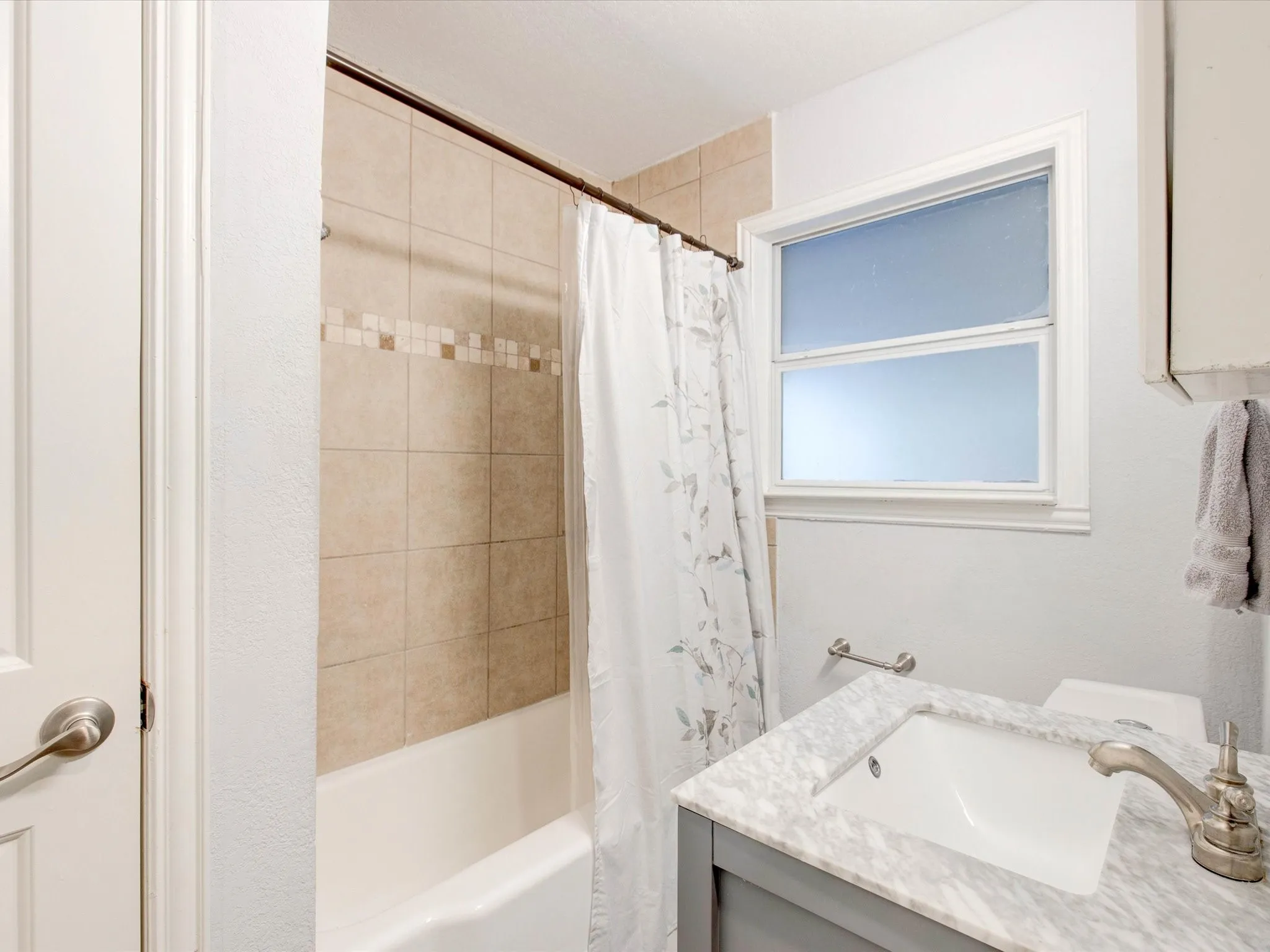 Single Family Residence For Rent in Tarrant County , 2801 W Biddison Street, Fort Worth, Texas 76109, 5 Bedroom, 2 Bathroom, Garage spaces, 2,030 Sqft, built in 1947, Preowned, mls#21259945, Real Estate Agent in Fort Worth, Homes For Rent in Tarrant county, Homes For Rent in Fort Worth, Realtor in Fort Worth Texas, Real Estate Brokerage Independent Realty Texas, Luminita Cordes Realtor