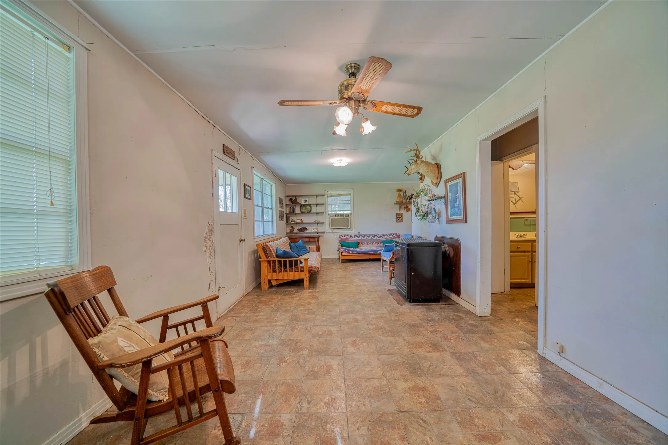 cozy cottage offers living room, kitchen, 1 bed, 1 bath